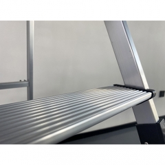 La escalera de tijera de aluminio Big Step más segura con pasamanos extraíble