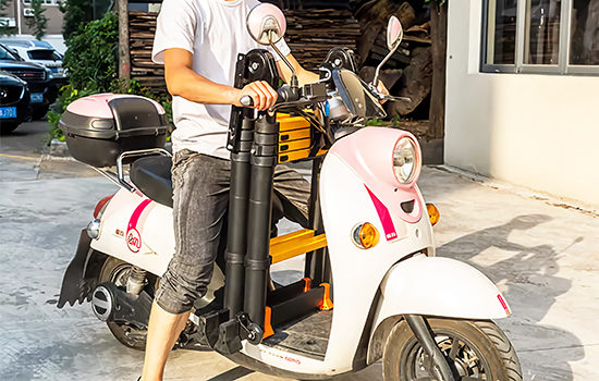 Electric vehicle carrying a telescopic ladder