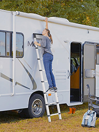 une femme monte une echelle telescopique tente de toit de 2,6 m jusqu'au sommet du camping-car