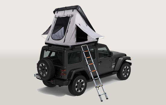 tienda de techo escalera telescópica apoyada en el vehículo