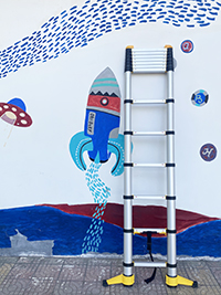 Eine alu teleskopleiter mit Soft-Close-Funktion lehnt an einer gestrichenen Wand
