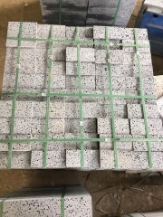 Cúbica de piedra de basalto