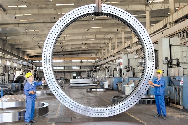 Big wind turbine bearing to get wrapped by large coil wrapping machine