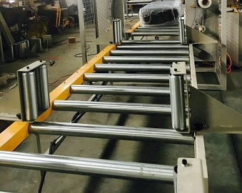 protective side rollers for clamping the bundles during orbital wrapping