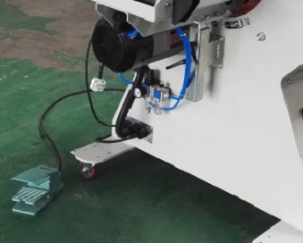 horizontal orbital stretch wrapping machine with feet switch