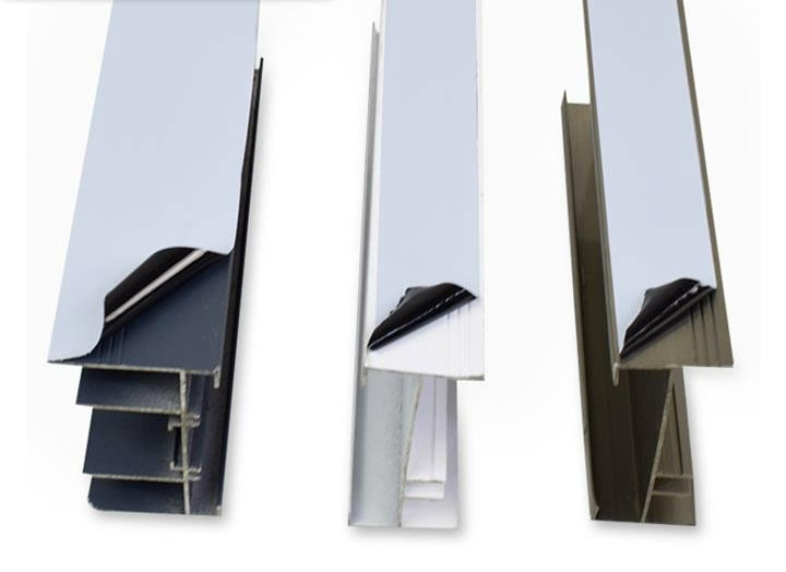 Protective film sticked on aluminum profiles-min