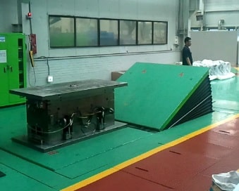 Hydraulic mold flipper for injection molds-min