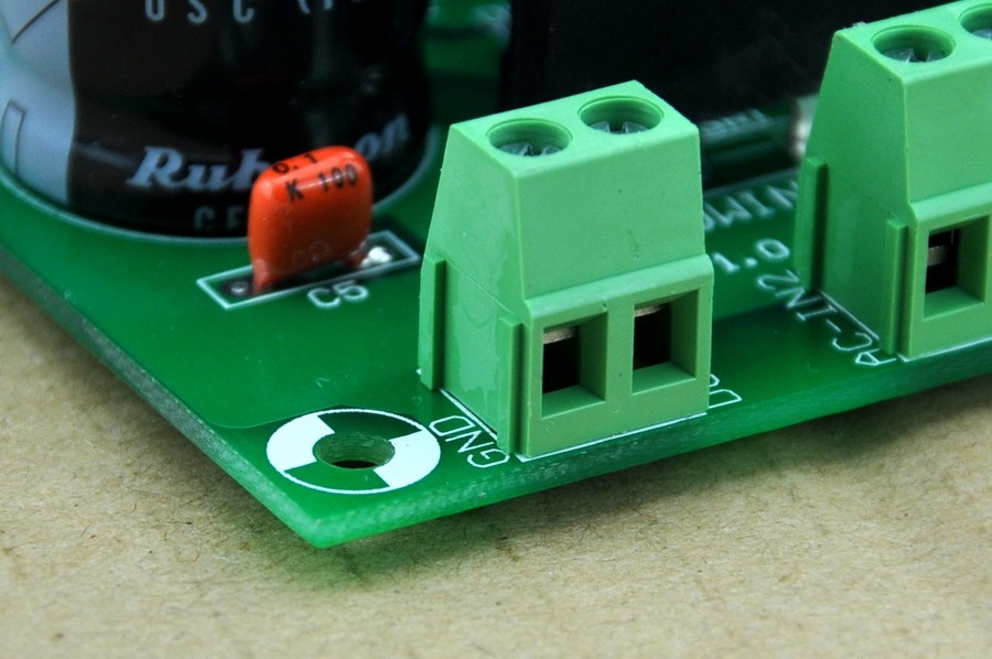 AUDIOWIND 5 Amps 1.5 to 32V Adjustable Voltage Regulator Module.
