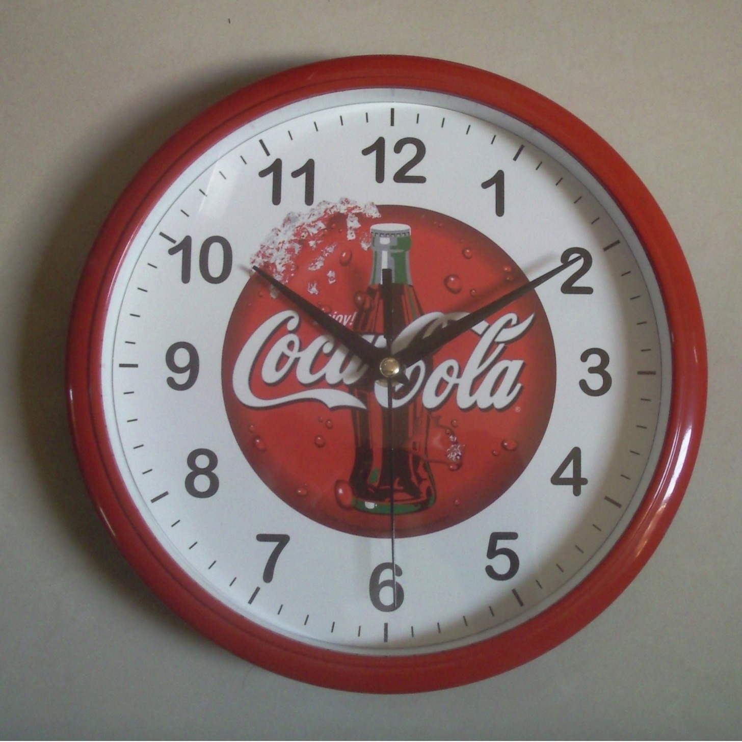 Round quartz wall clock