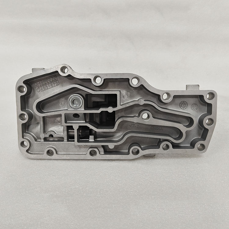 Cummins ISBe Engine Parts Oil Filter Head 4931572 4983355