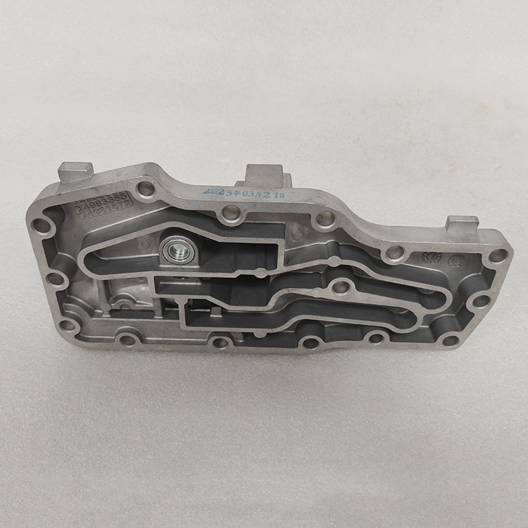 Cummins ISBe Engine Parts Oil Filter Head 4931572 4983355