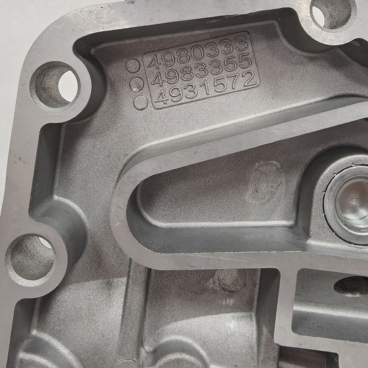 Cummins ISBe Engine Parts Oil Filter Head 4931572 4983355