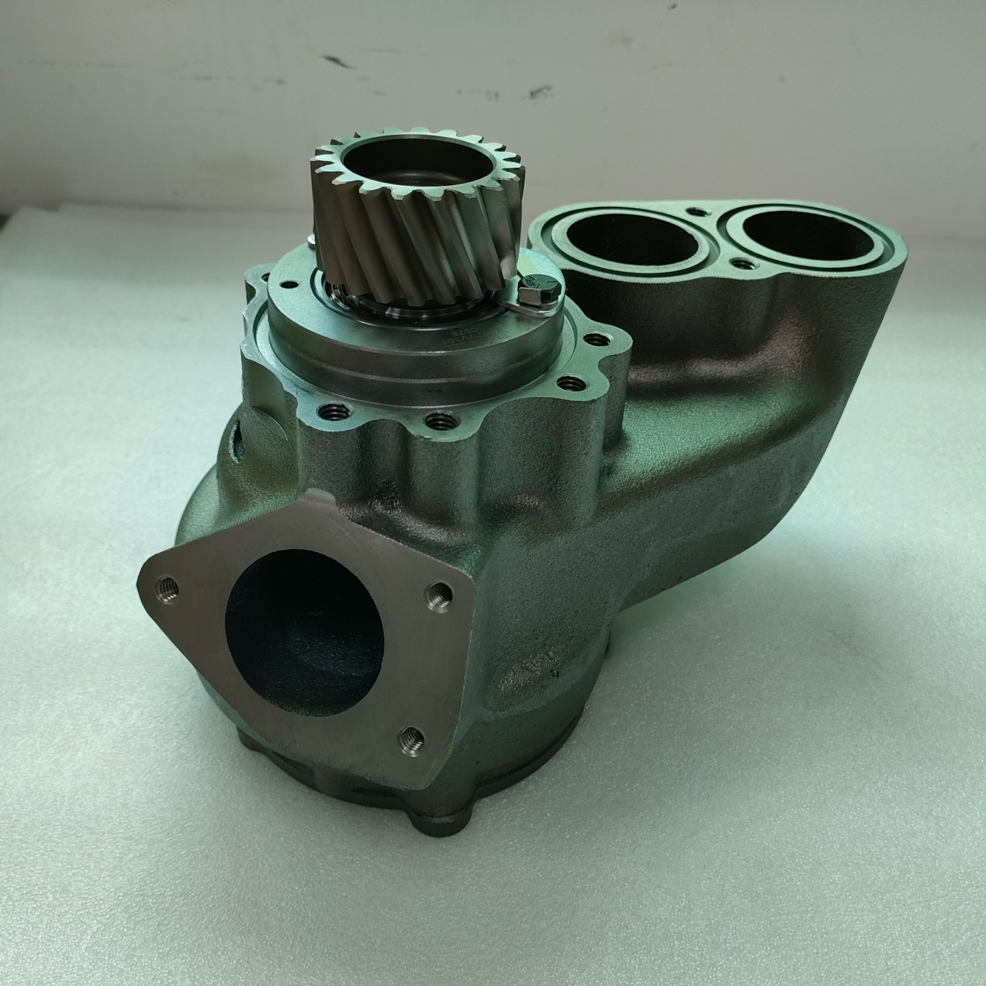19 Teeth Water Pump 1698620 8112219 8121802 1675945 8112520 3184802 3803537 8112523 20431484 for VOLVO Engine TD121 TD122 TD123
