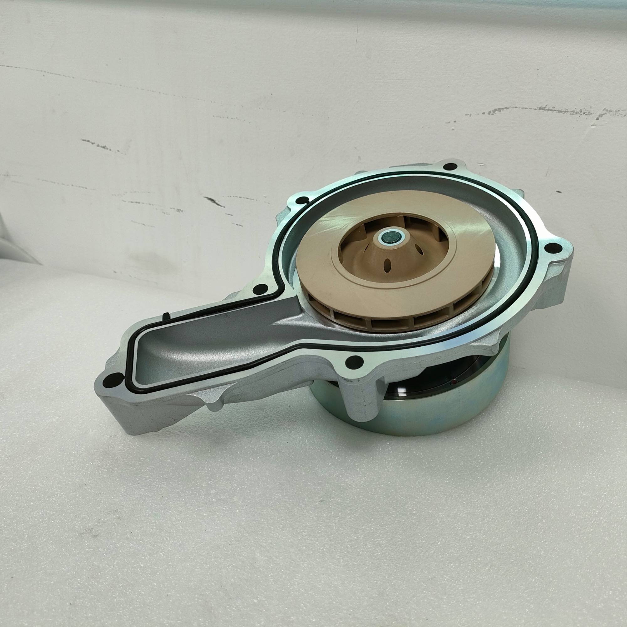 Water Pump 21648711 85013427 21814040 20920065 23959580 21814005 for VOLVO Engine D13C D13K