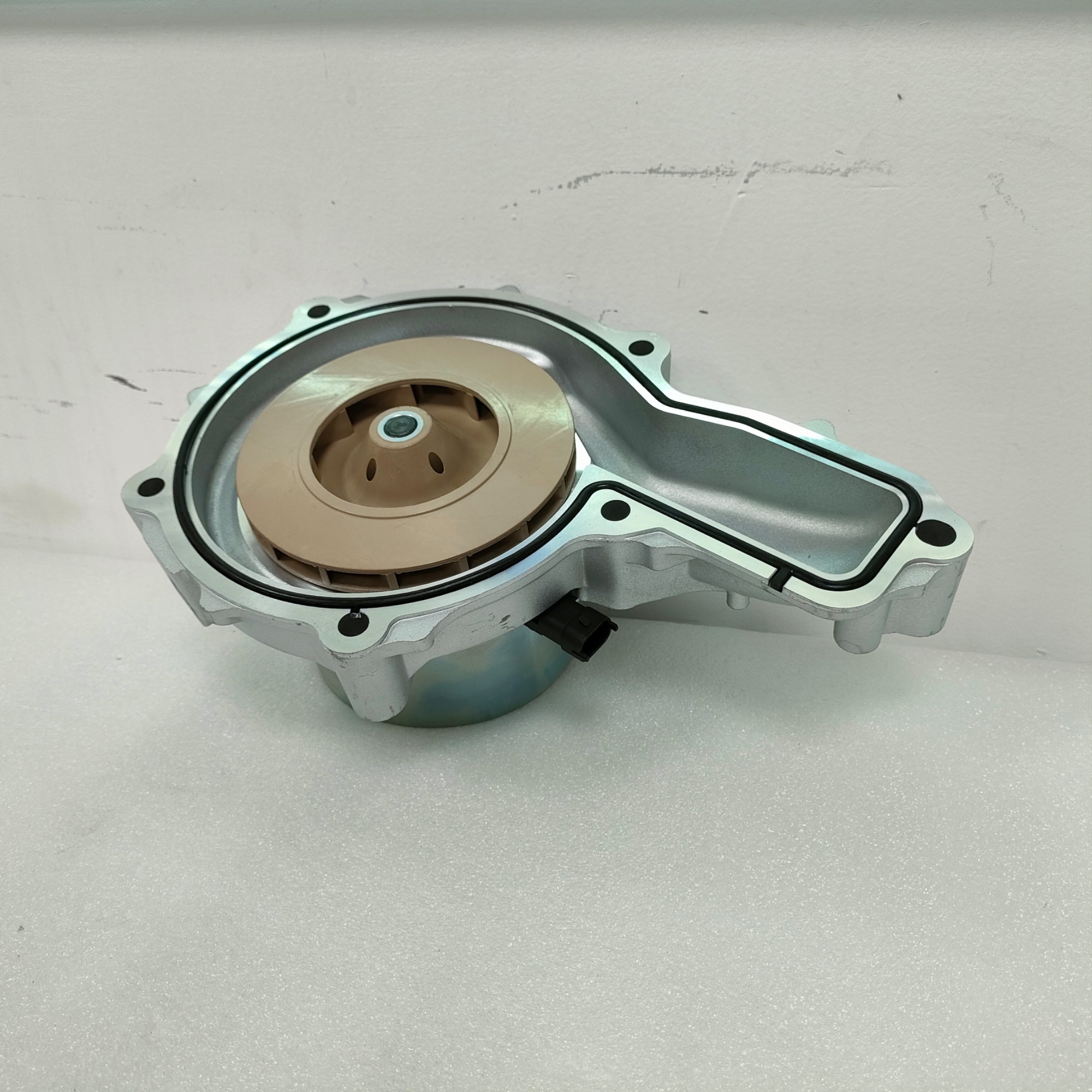 Water Pump 85000957 22479362 21960481 85013057 21960481 23959580 for VOLVO Engine D13T