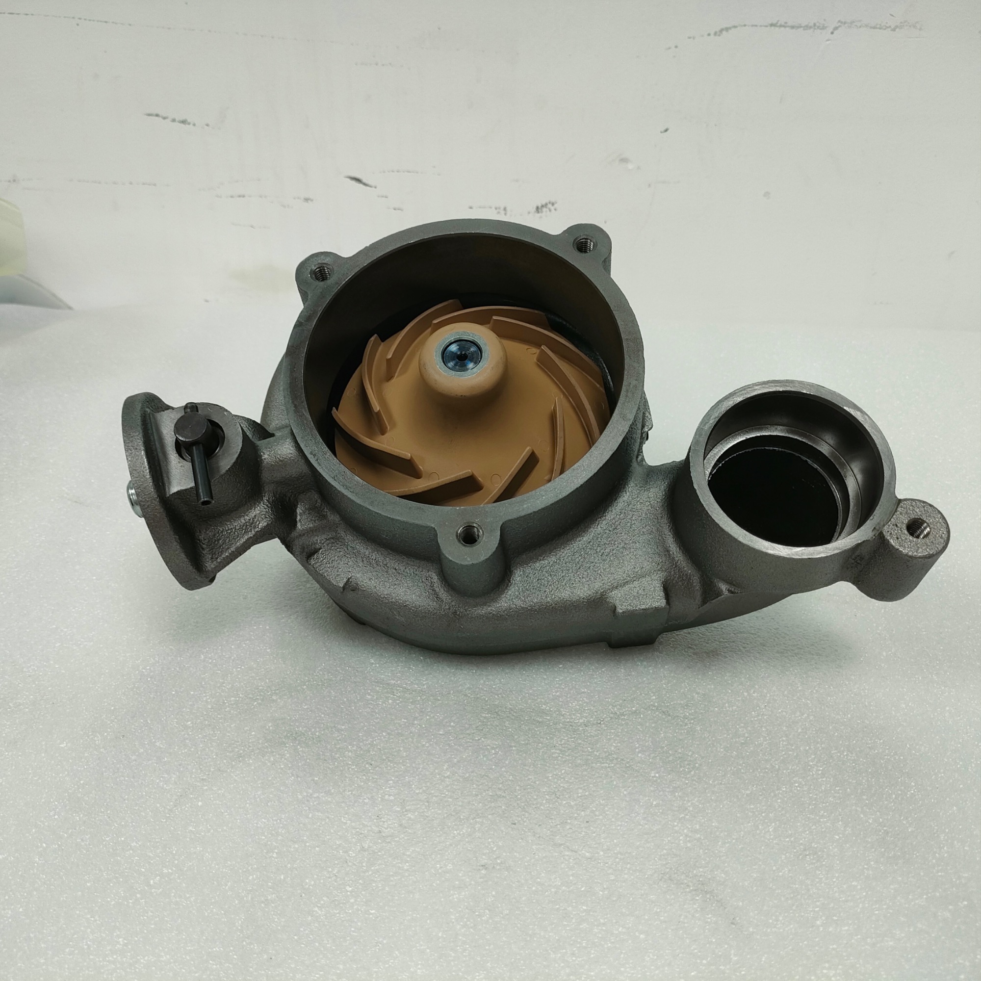 27 Teeth Water Pump 8112555 8113117 8112775 1547155 8149941 8112275 8148460 1001698 for VOLVO Engine D12A