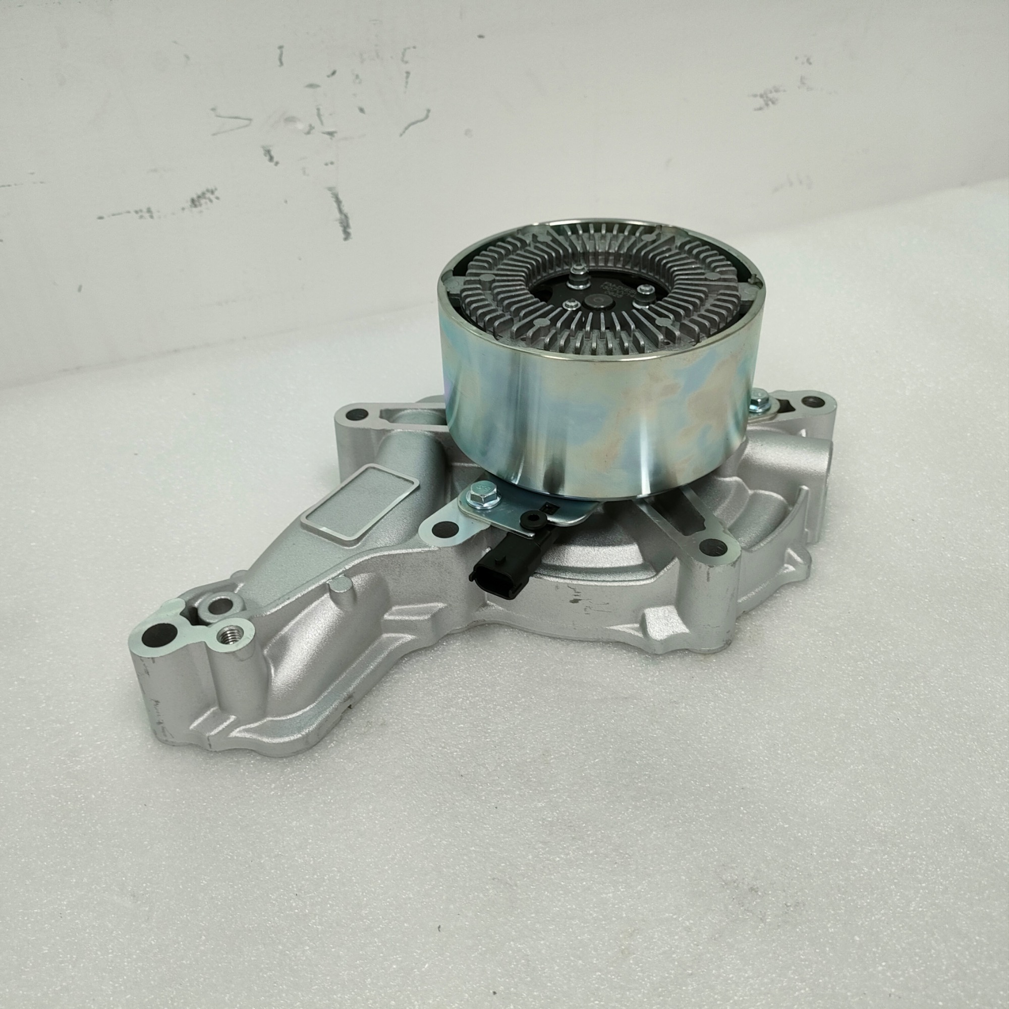 Water Pump 85000957 22479362 21960481 85013057 21960481 23959580 for VOLVO Engine D13T