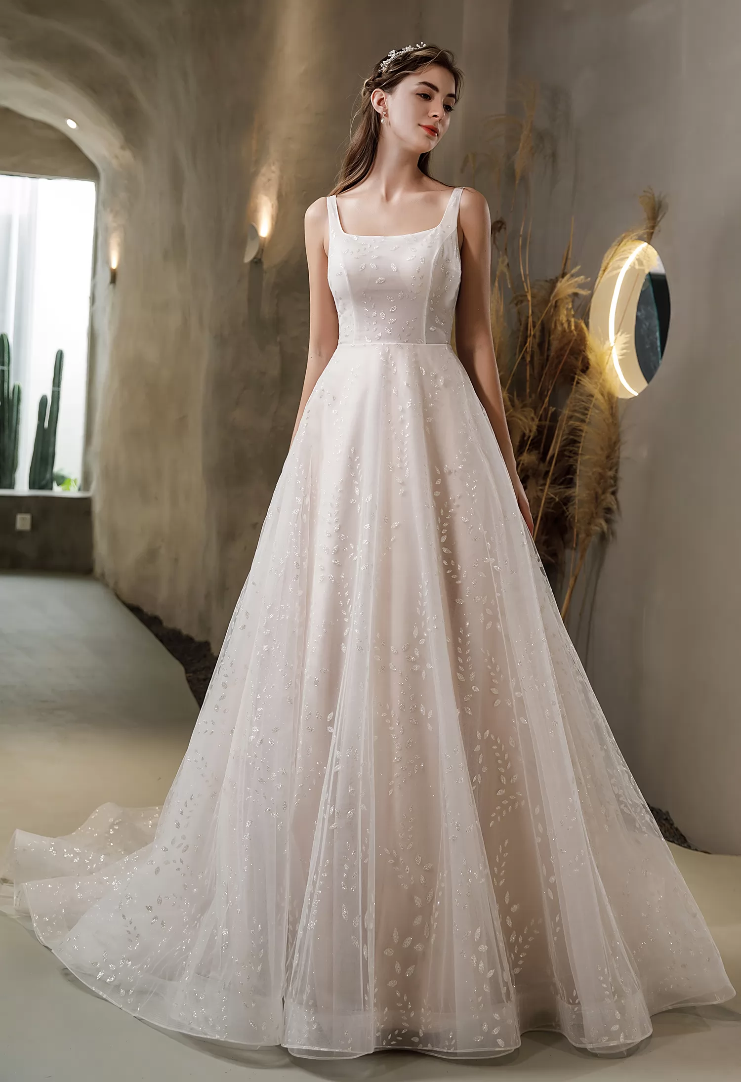 Elegant Princess-Cut Gown with Tulle and Lace Skirt