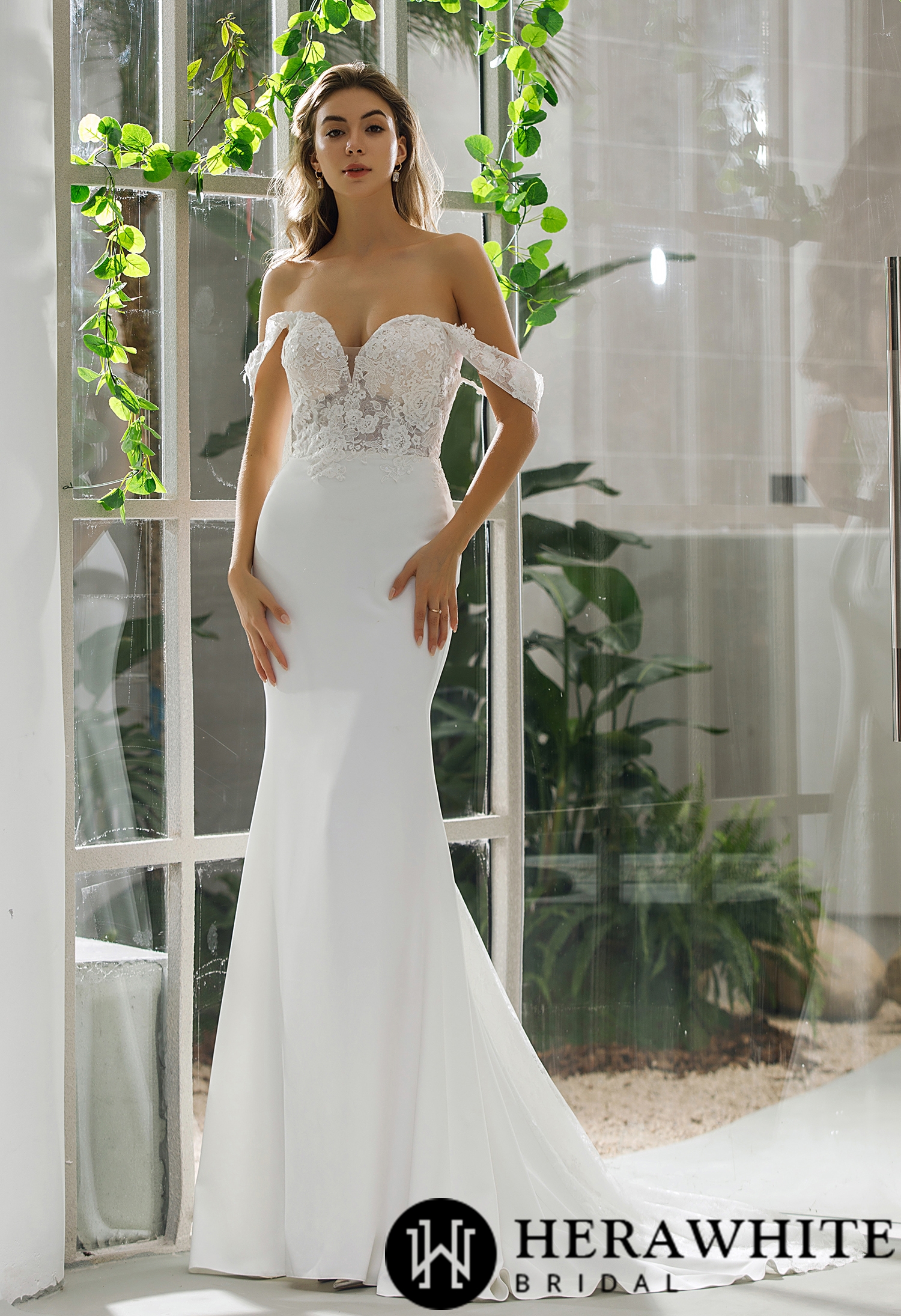 In Stock/ Sheath Crepe Bridal Gown With Off-shoulder Straps