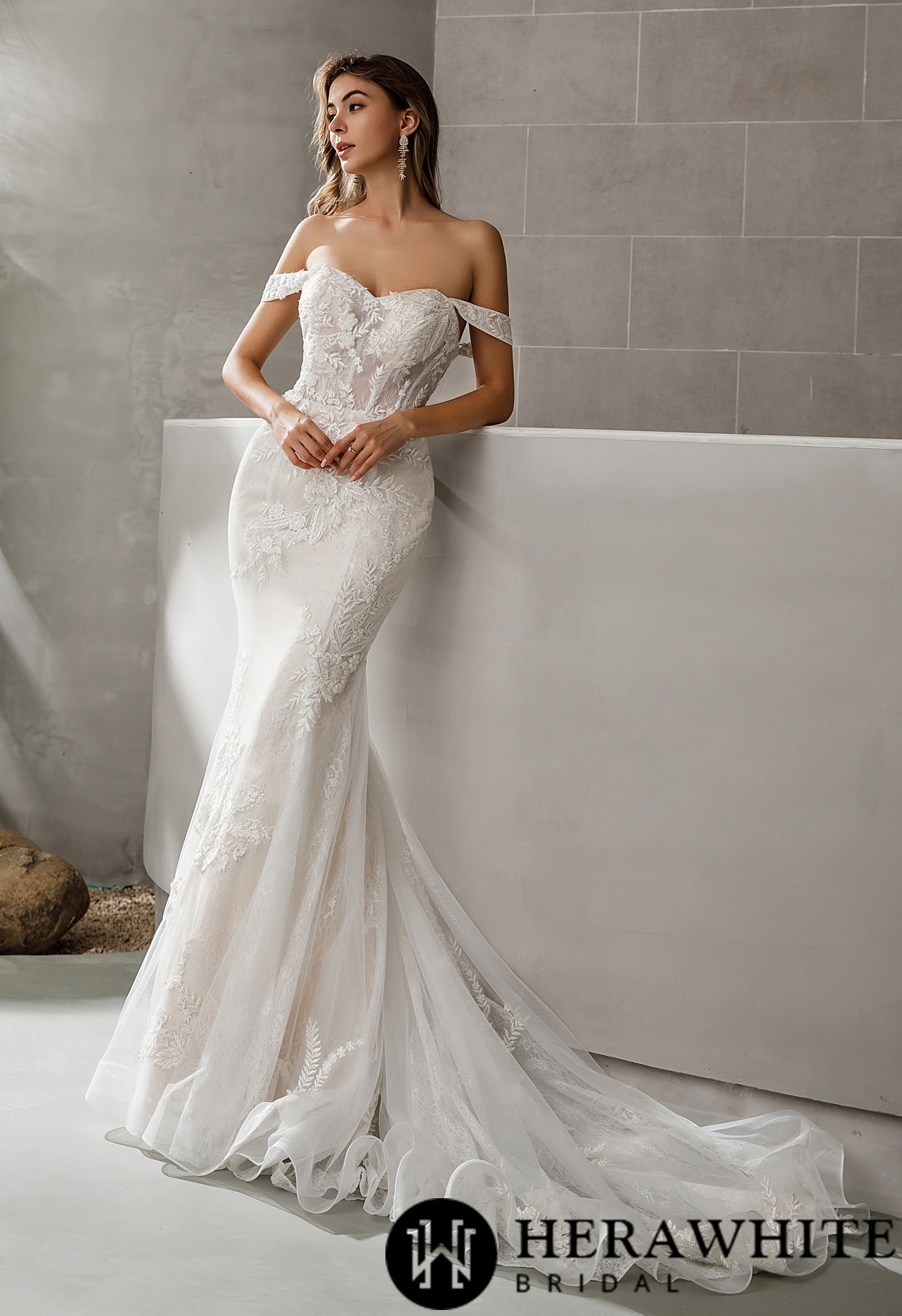 In Stock/ Romantic Sweetheart Neckline Bridal Gown With Illusion Bodice