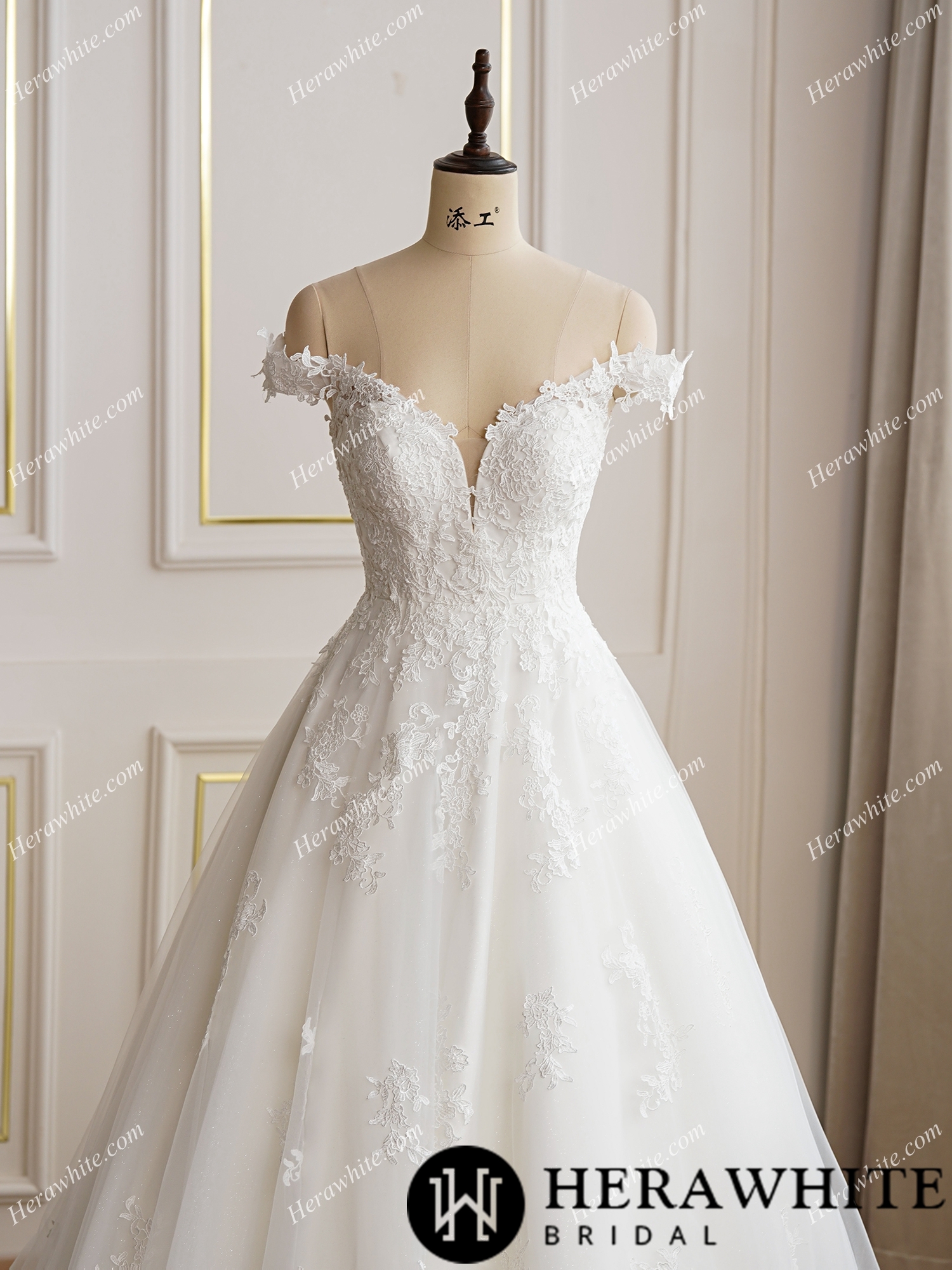 Elegant Lace  Wedding Dress With Off the Shoulder Sleeves