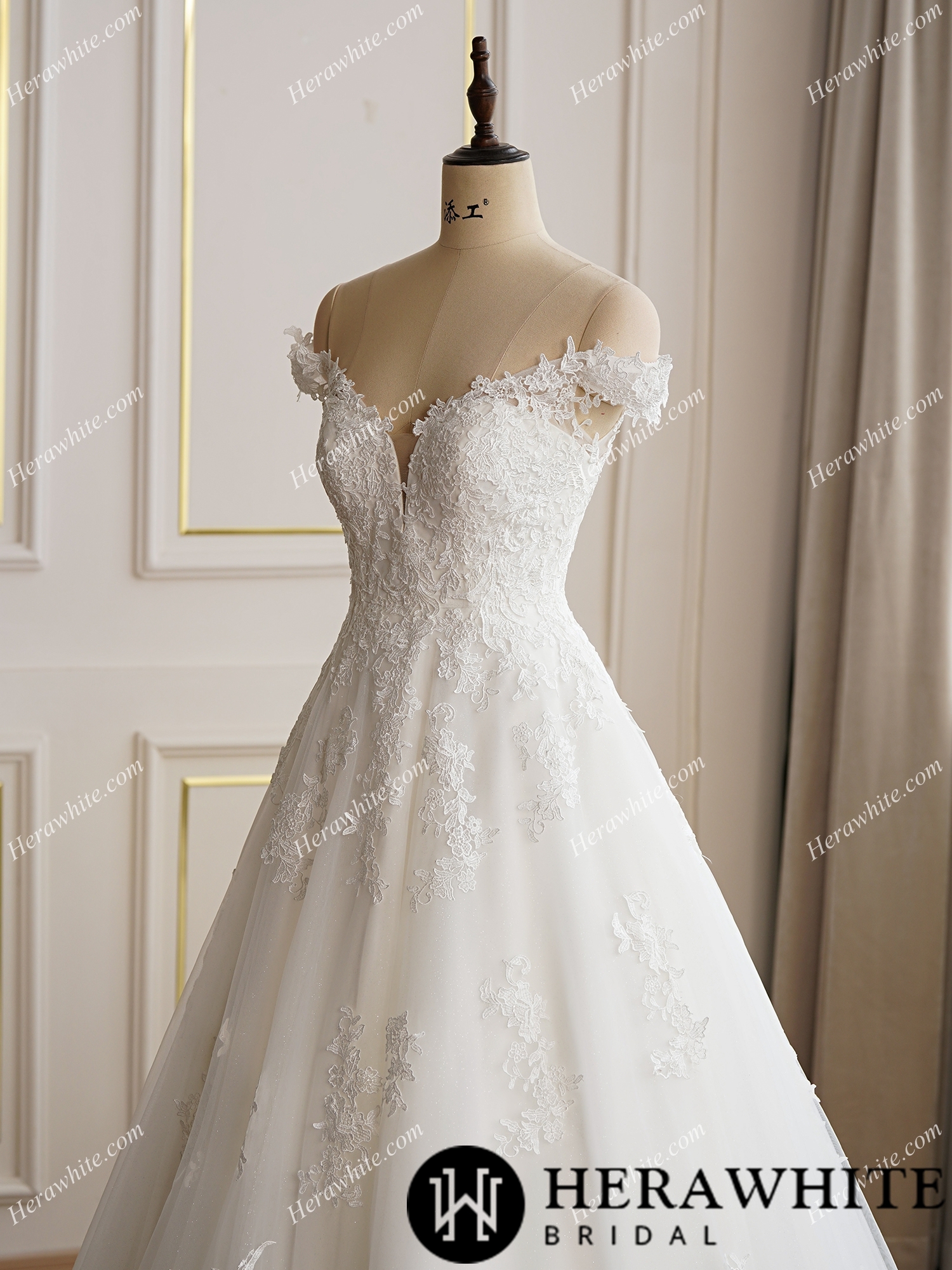 Elegant Lace  Wedding Dress With Off the Shoulder Sleeves