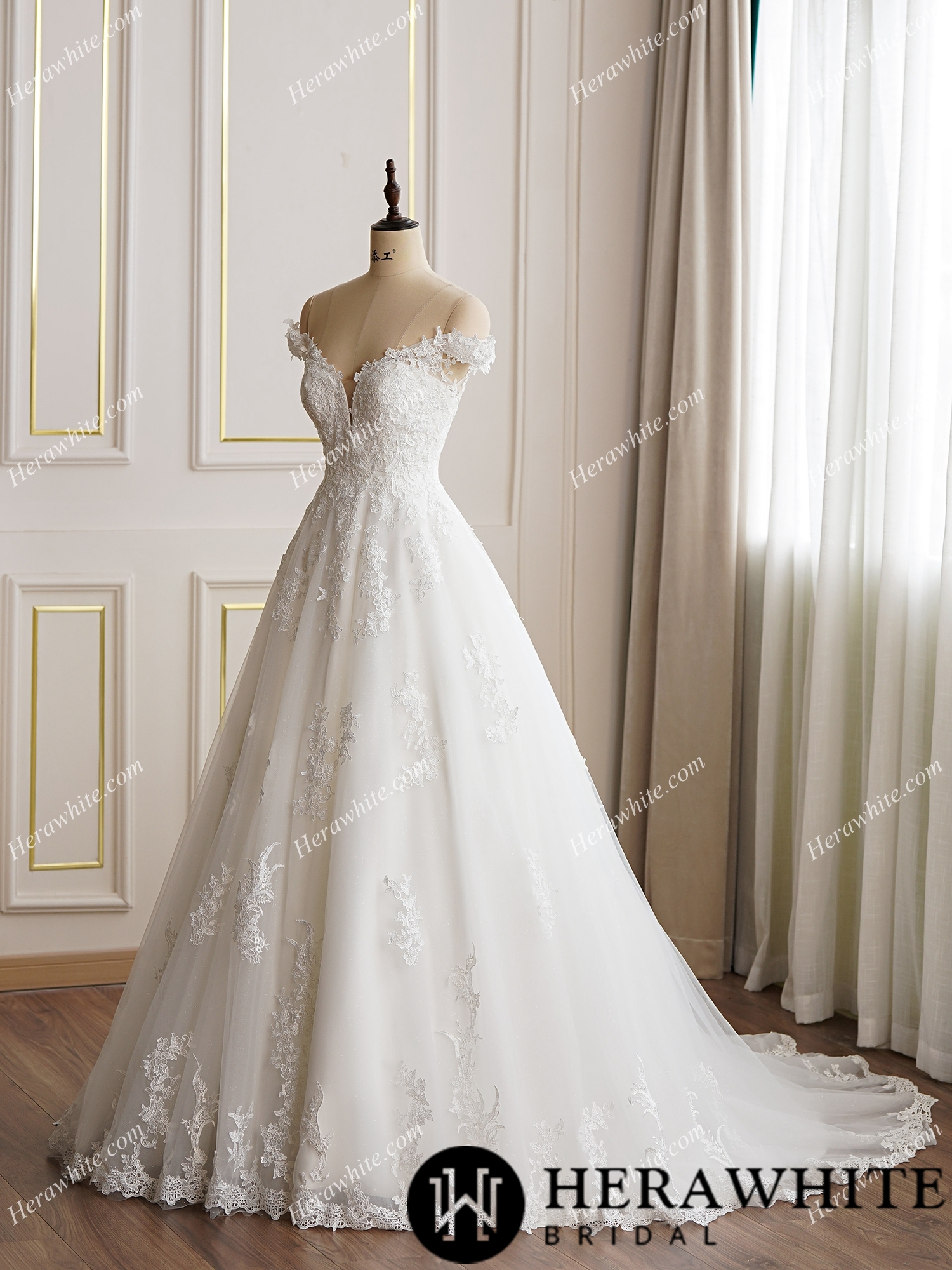 Elegant Lace  Wedding Dress With Off the Shoulder Sleeves