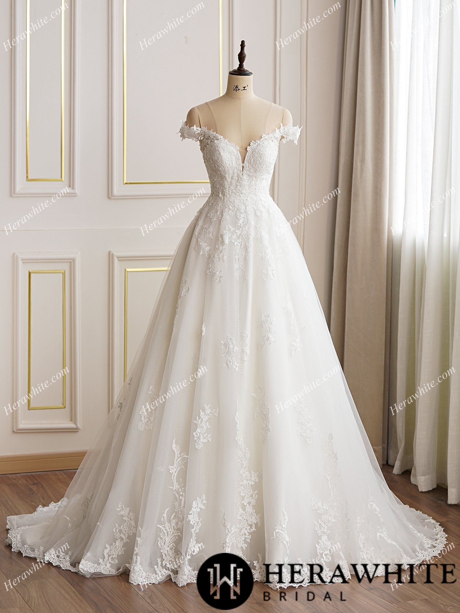 Elegant Lace  Wedding Dress With Off the Shoulder Sleeves