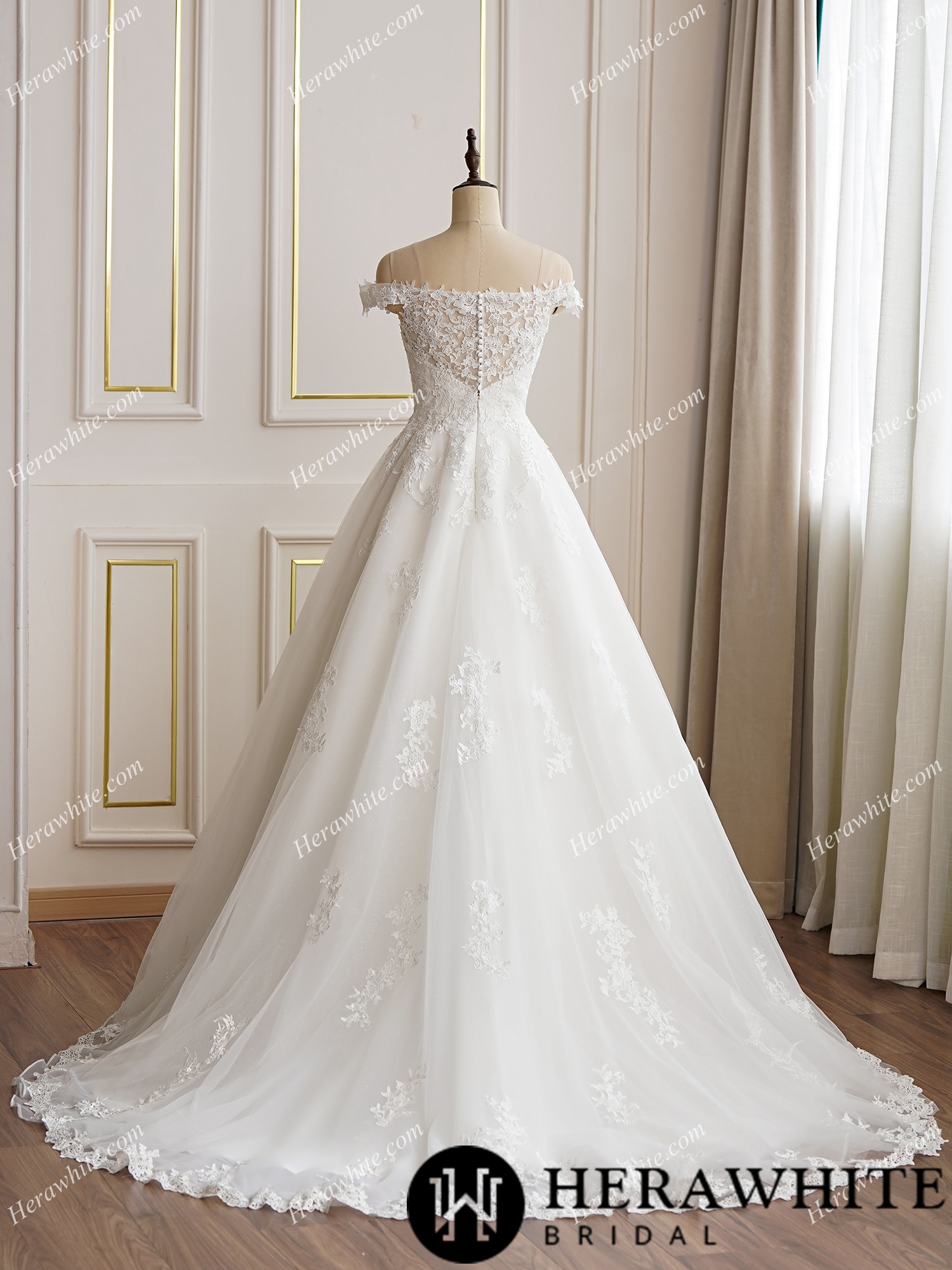 Elegant Lace  Wedding Dress With Off the Shoulder Sleeves