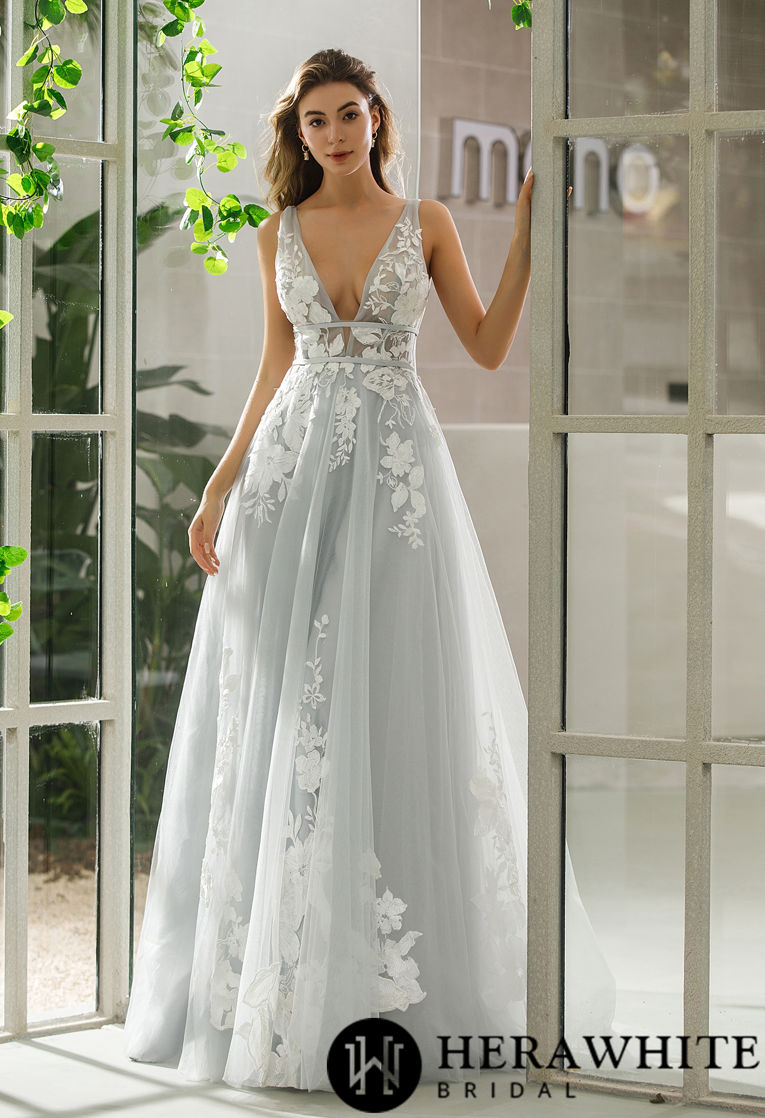 In Stock/ Plunging V-neck Wedding Dress With Floral Motifs