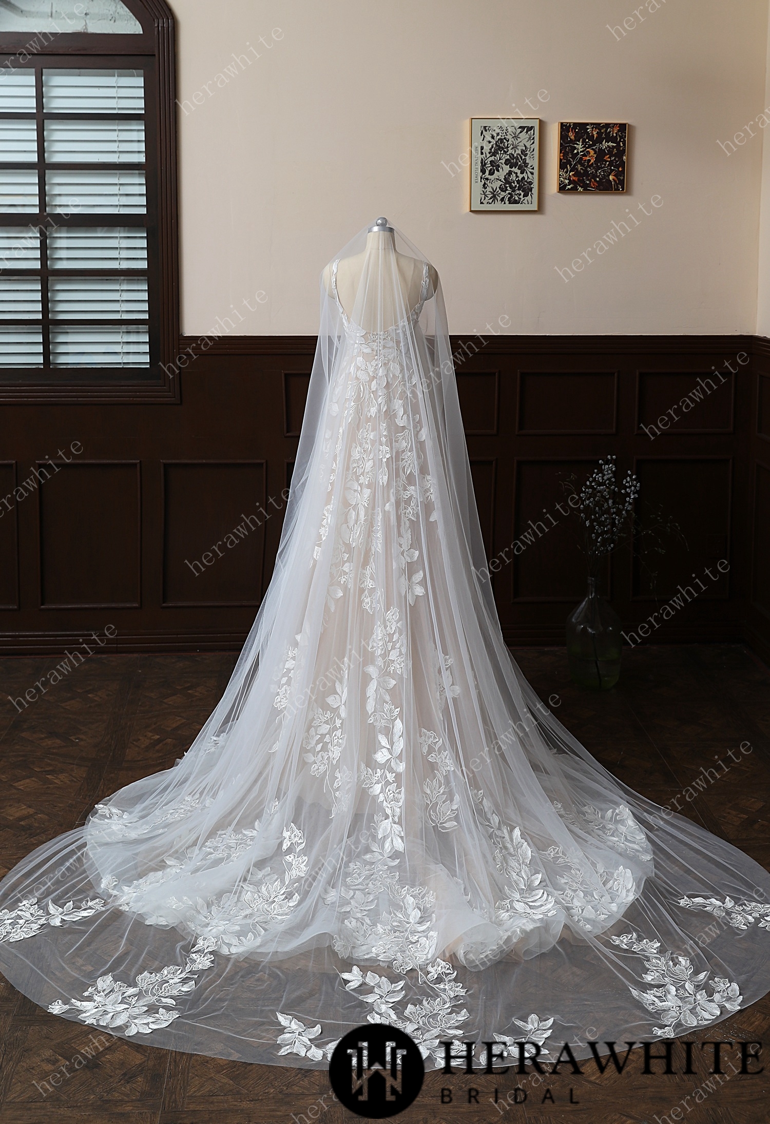 Elegant Lace Appliques Long Chapel Veils Floor Length Wedding Veils V30