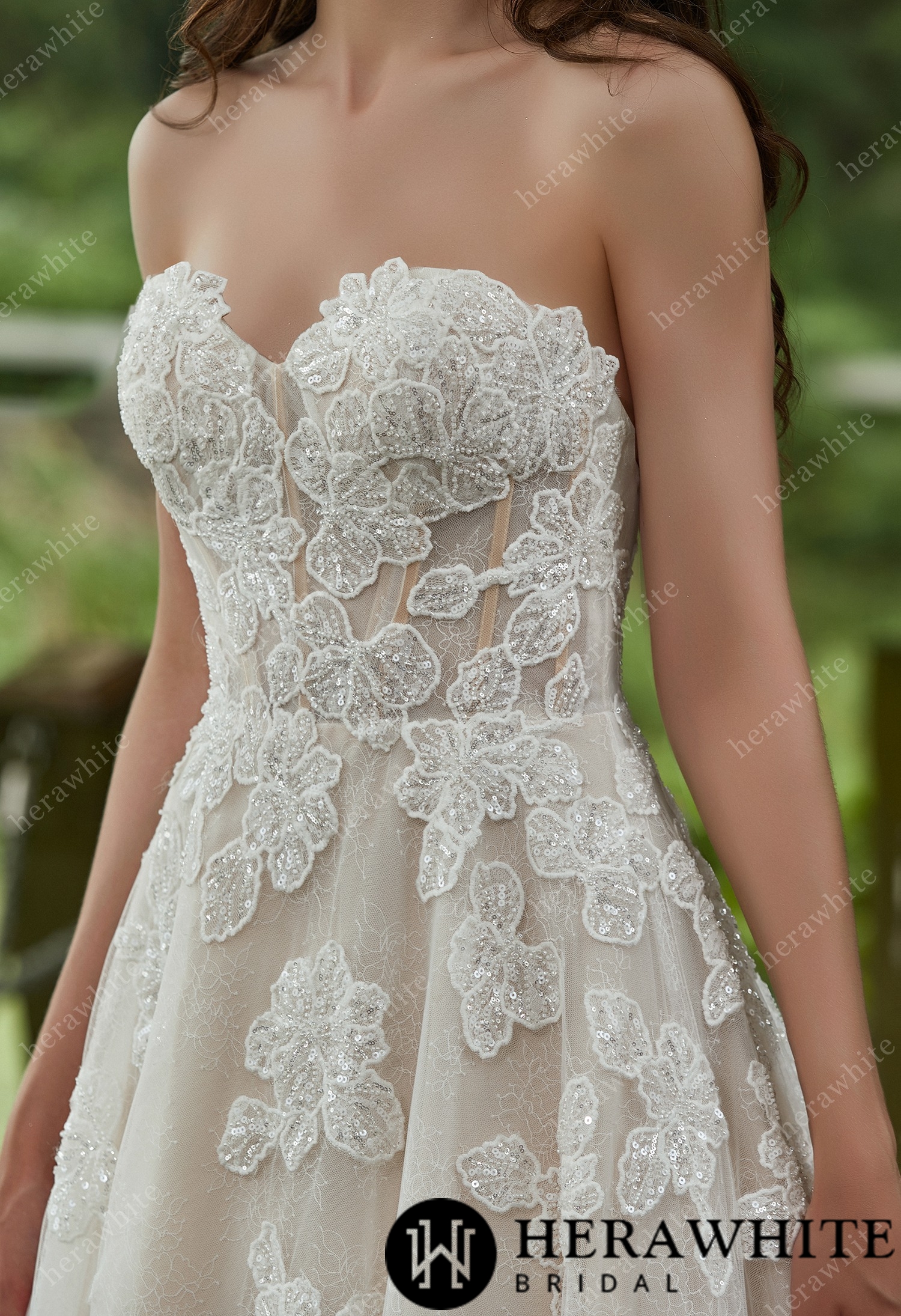 Diamond Appliques Sleeveless And Sweetheart Wedding Dress
