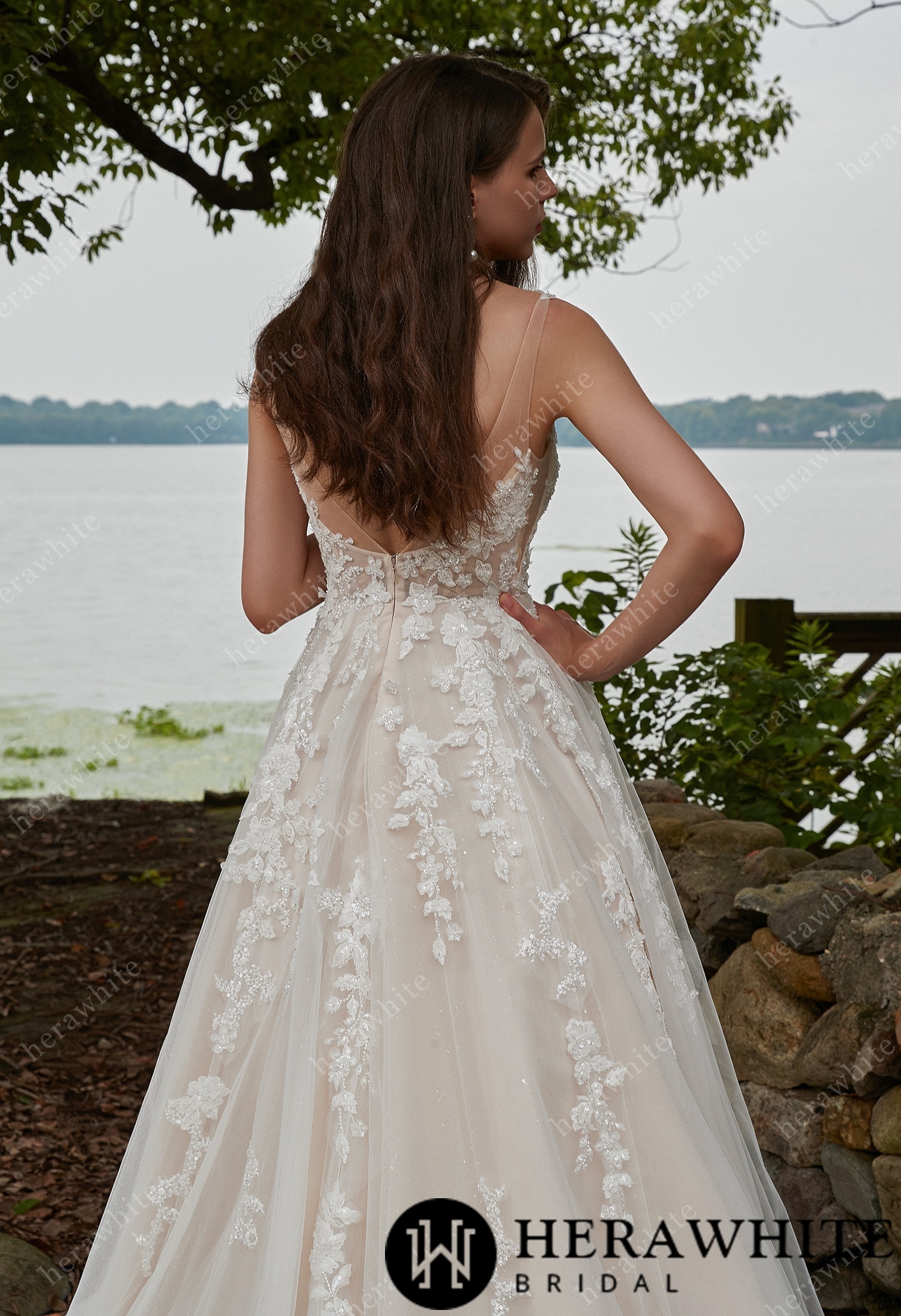 In Stock/ Appliques Tulle V-Neck Straps And Grace Wedding Dress