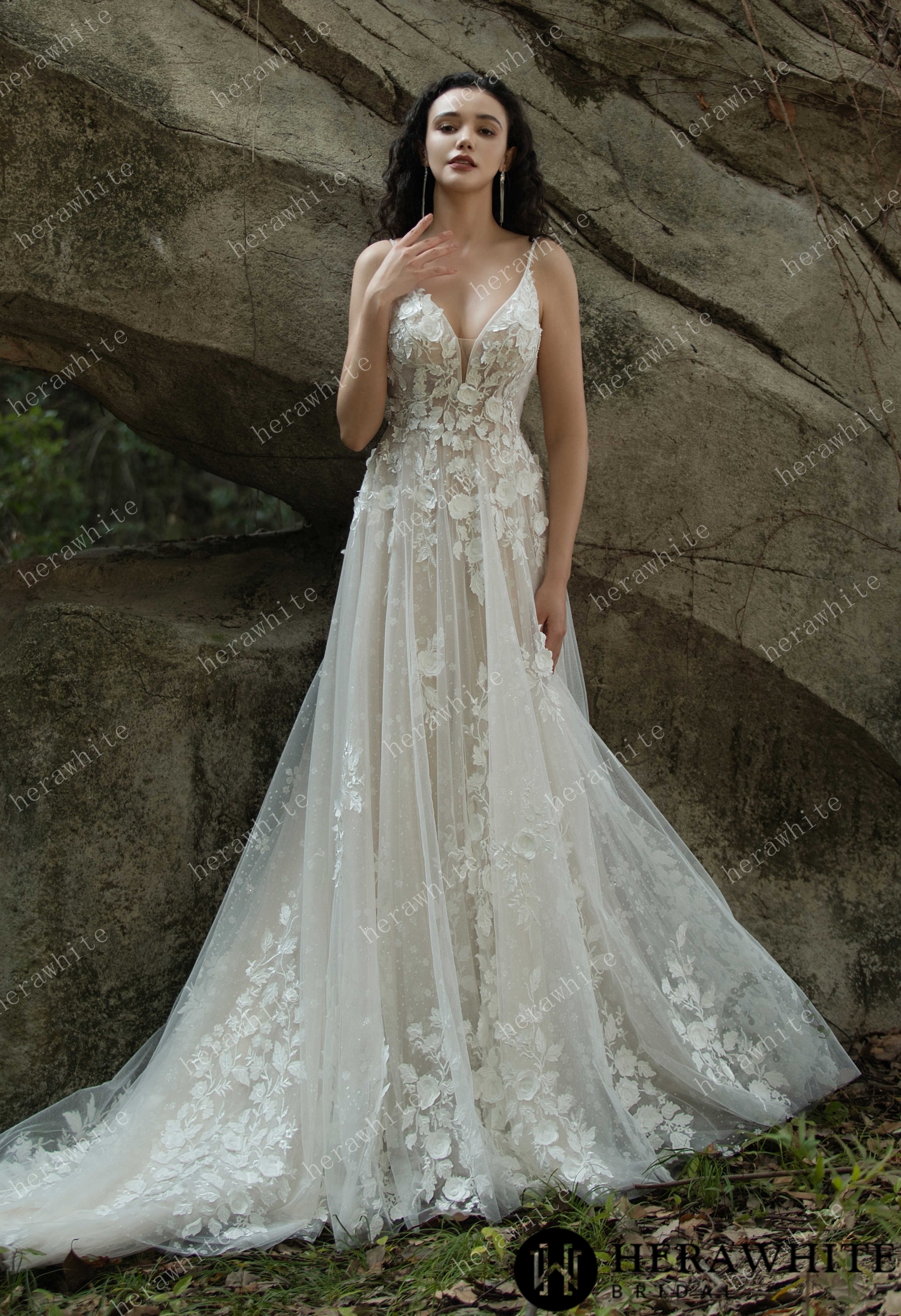 Enchanting V-Neck Lace Wedding Gown - Timeless Elegance for Your Special Day