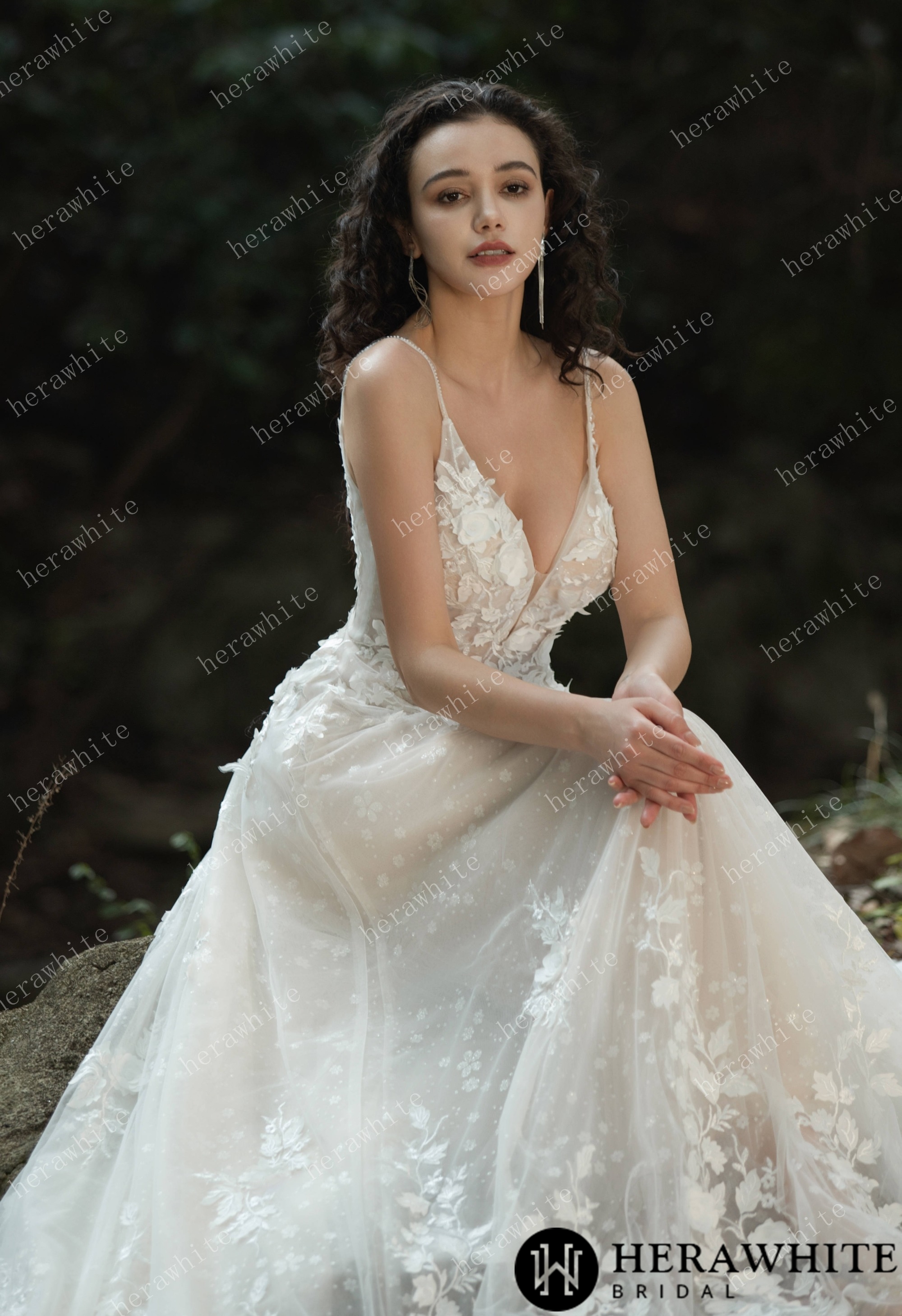 Enchanting V-Neck Lace Wedding Gown - Timeless Elegance for Your Special Day