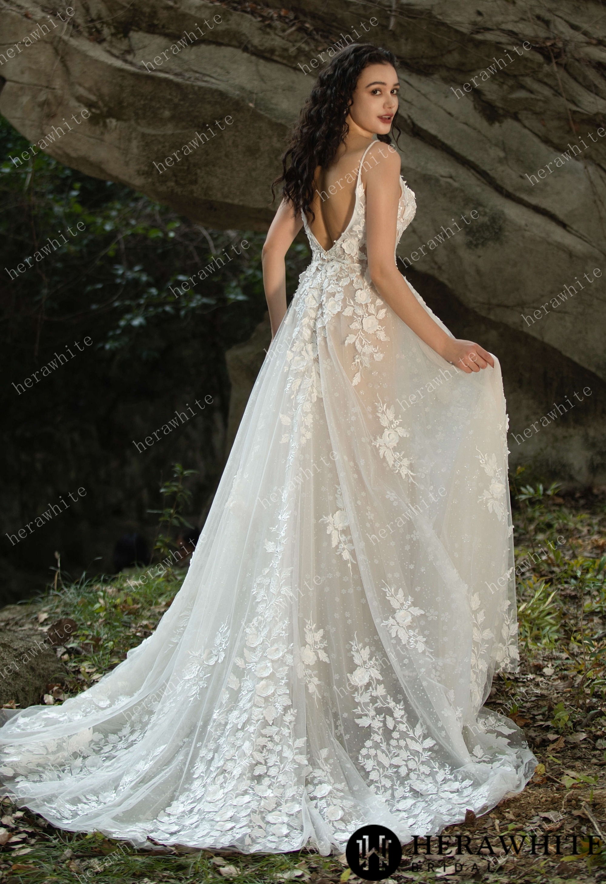 Enchanting V-Neck Lace Wedding Gown - Timeless Elegance for Your Special Day