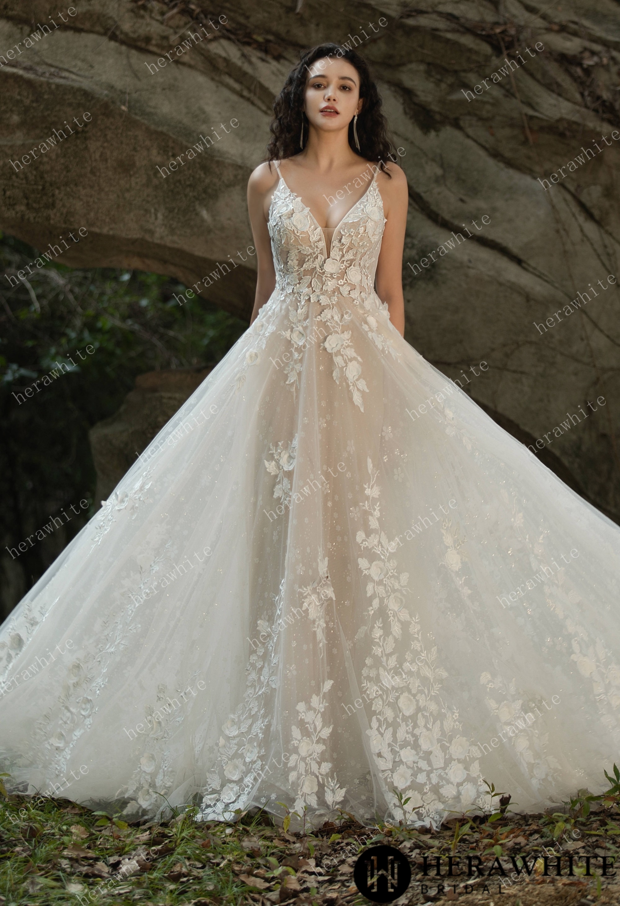 Enchanting V-Neck Lace Wedding Gown - Timeless Elegance for Your Special Day