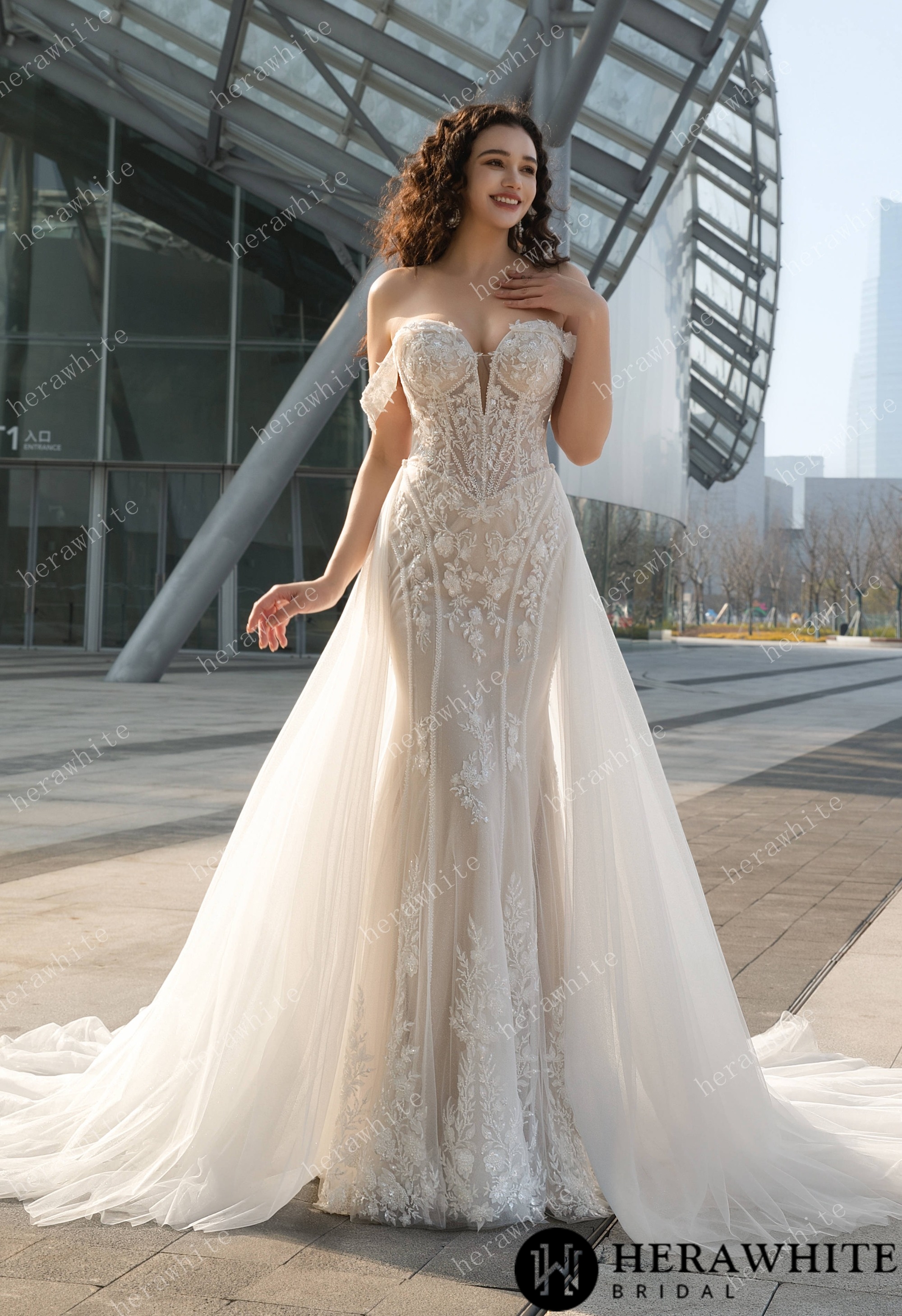 Enchanting Off-the-Shoulder Wedding Dress with Detachable Train – Lace Embroidery & Elegance Redefined