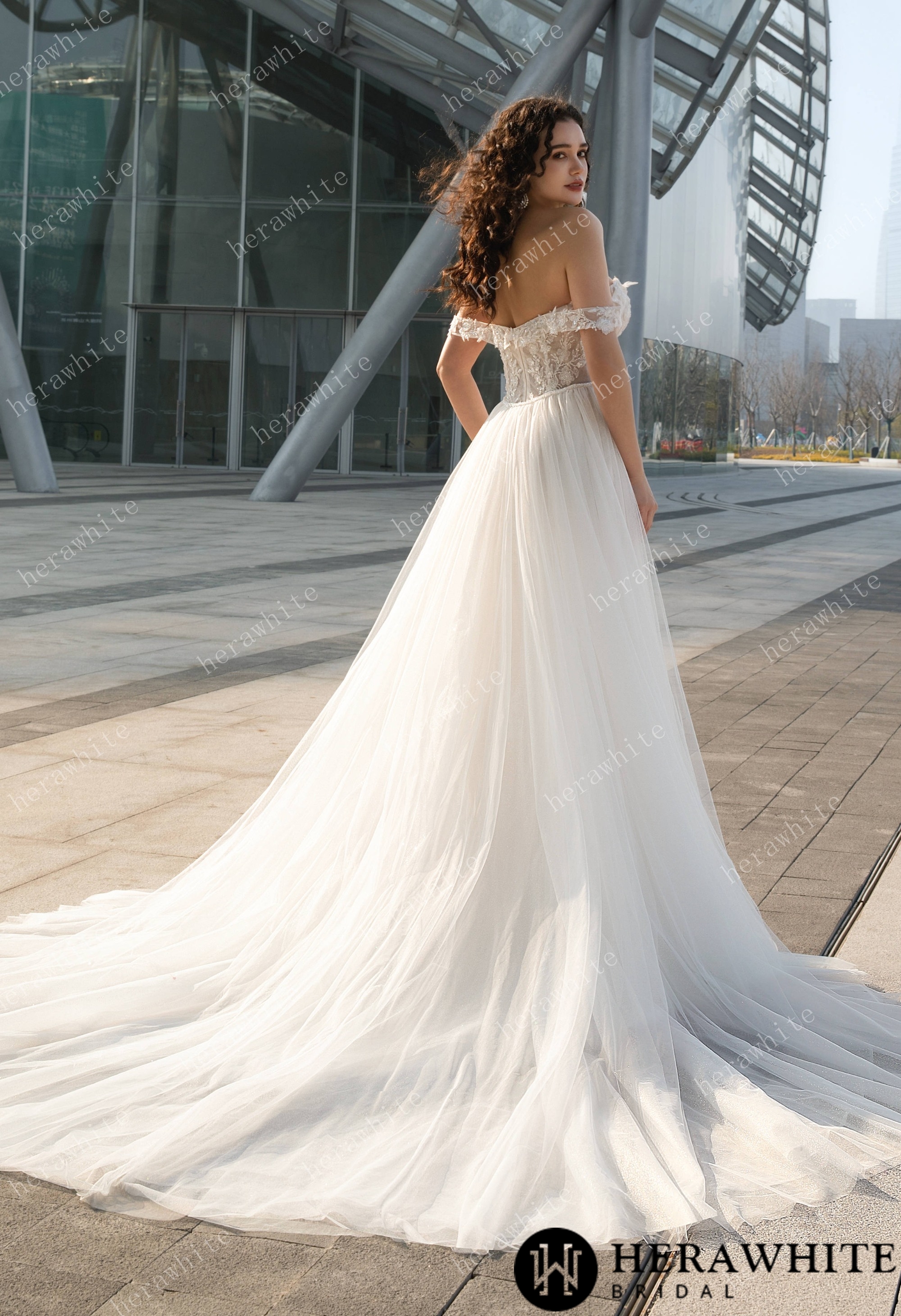 Enchanting Off-the-Shoulder Wedding Dress with Detachable Train – Lace Embroidery & Elegance Redefined