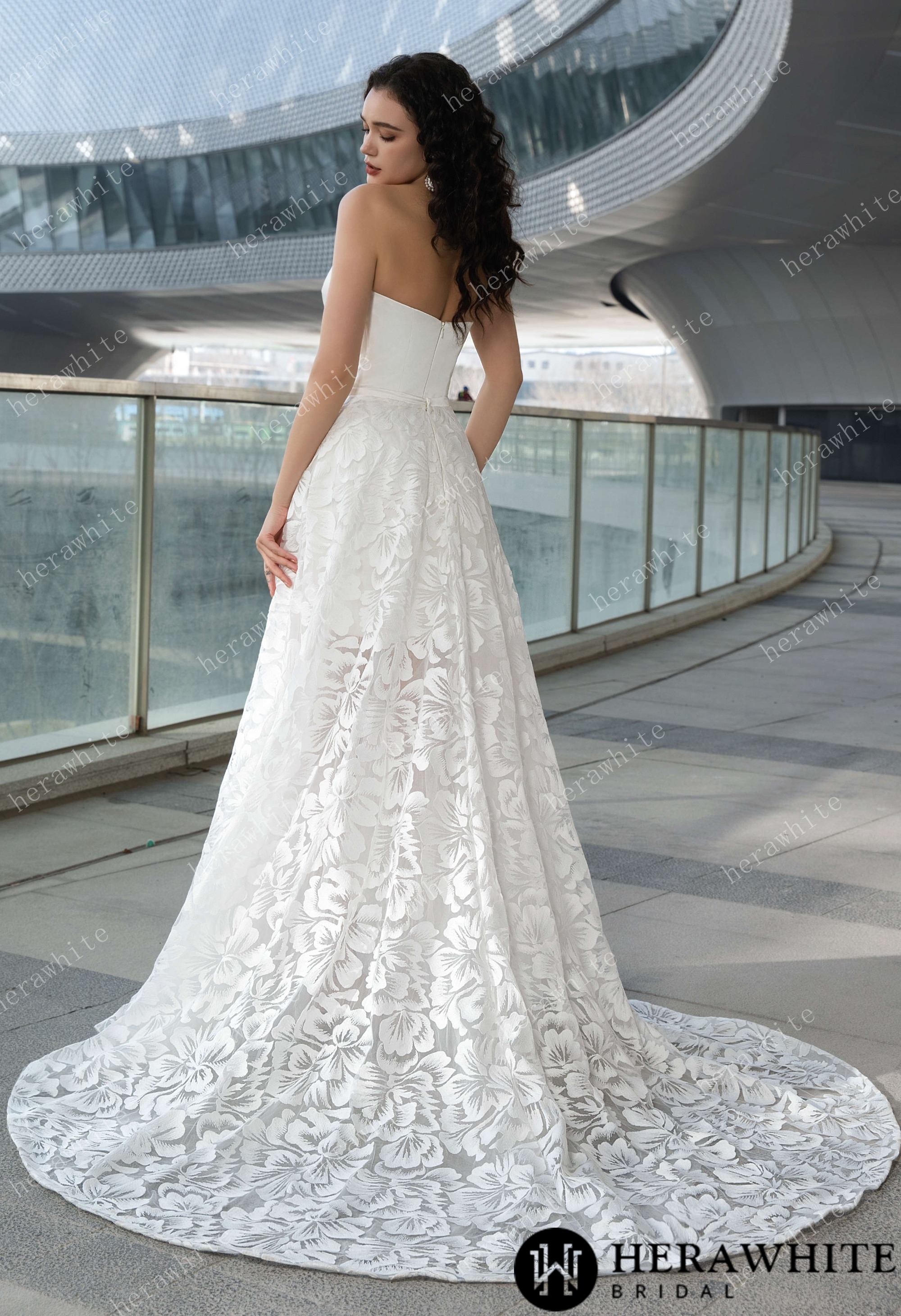Convertible Two-Piece Wedding Dress: Detachable Overskirt with Sweetheart Short Skirts