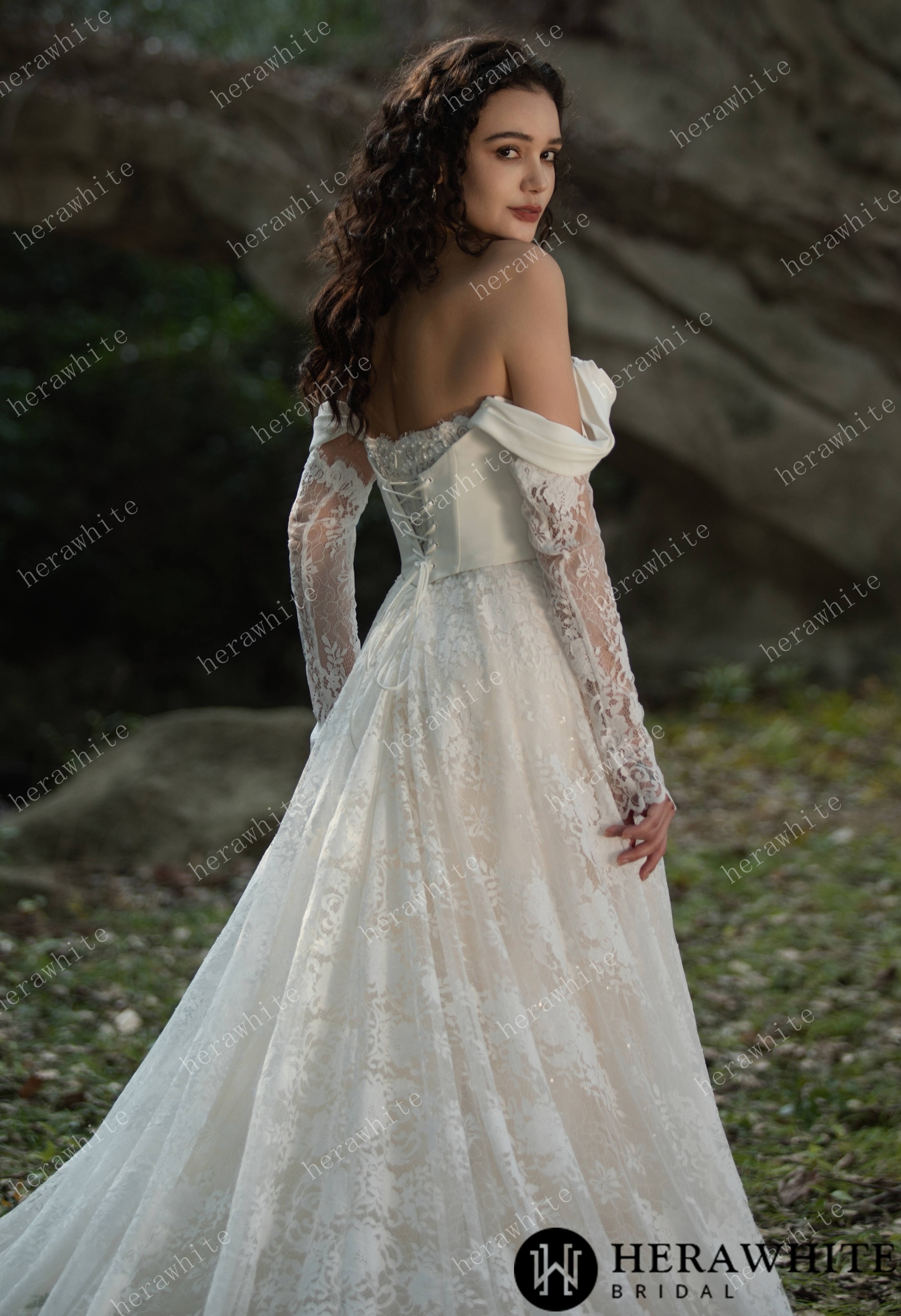 In Stock/ Chantilly Lace Sweetheart Wedding Gown with Long Sleeves and Detachable Jacket