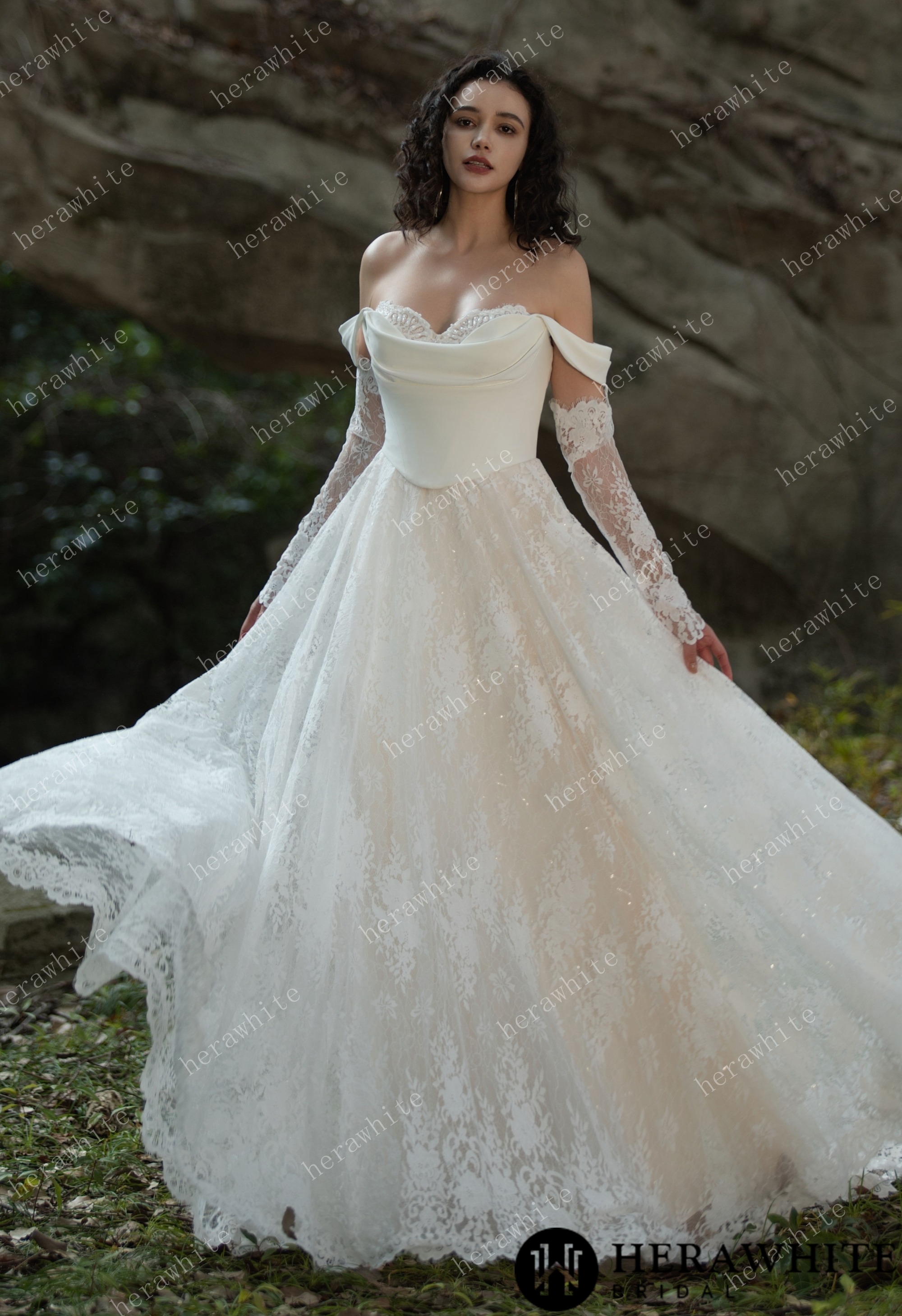 In Stock/ Chantilly Lace Sweetheart Wedding Gown with Long Sleeves and Detachable Jacket