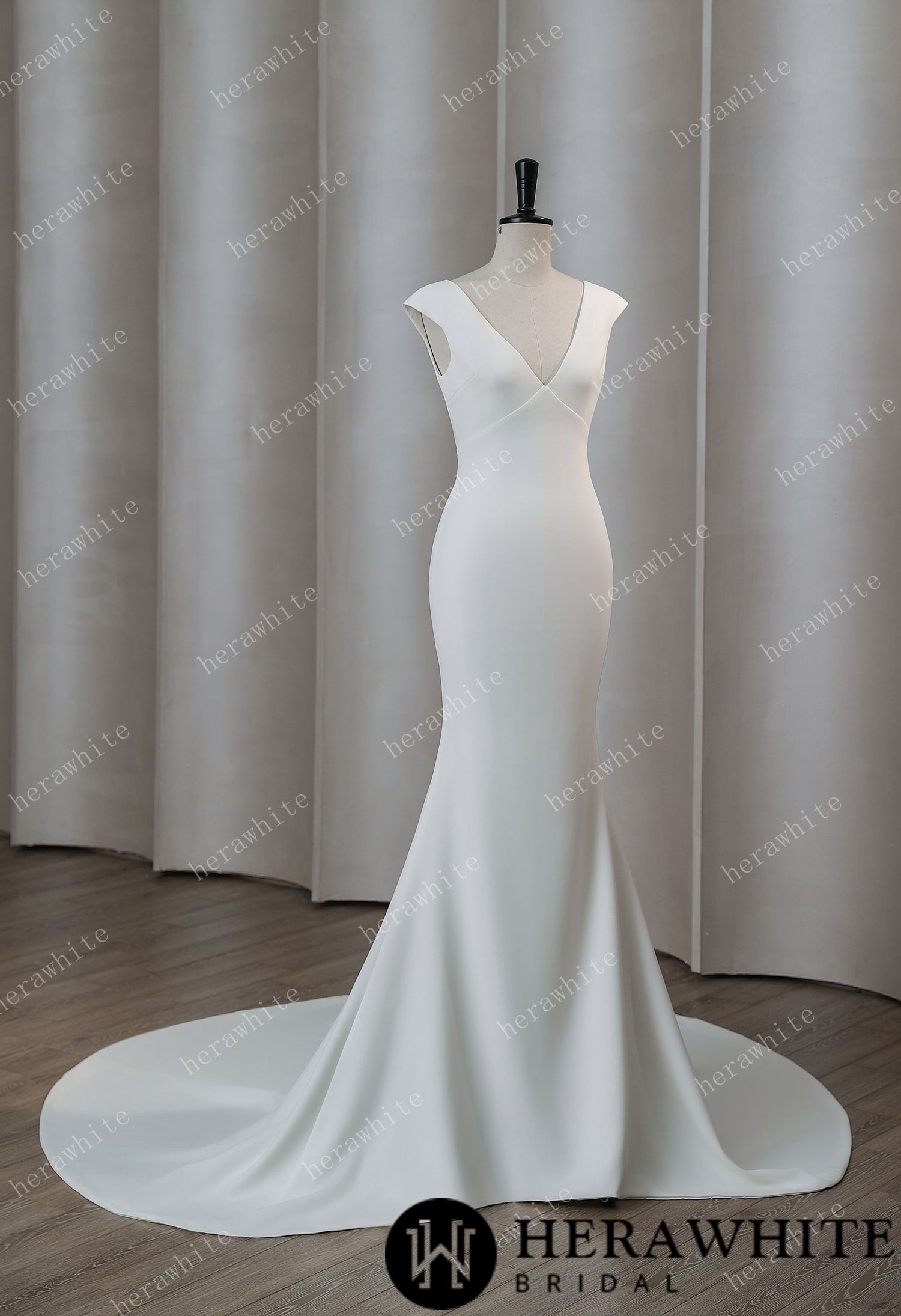 In Stock/ Modern V-neck Fit-and-Flare Wedding Dress