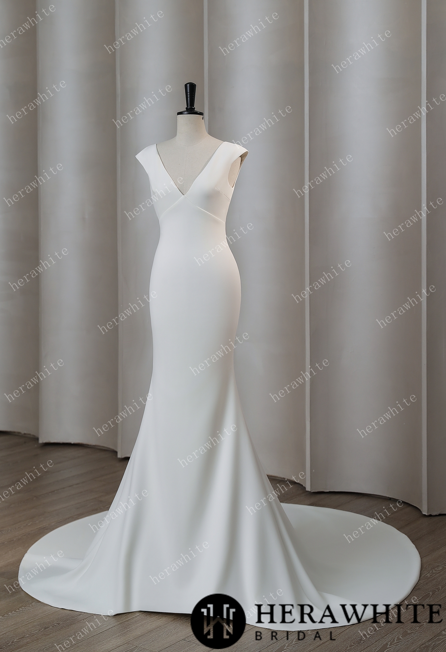 In Stock/ Modern V-neck Fit-and-Flare Wedding Dress