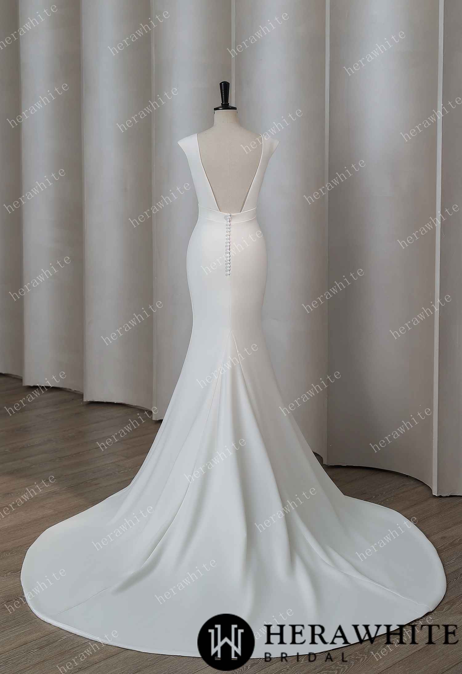 In Stock/ Modern V-neck Fit-and-Flare Wedding Dress