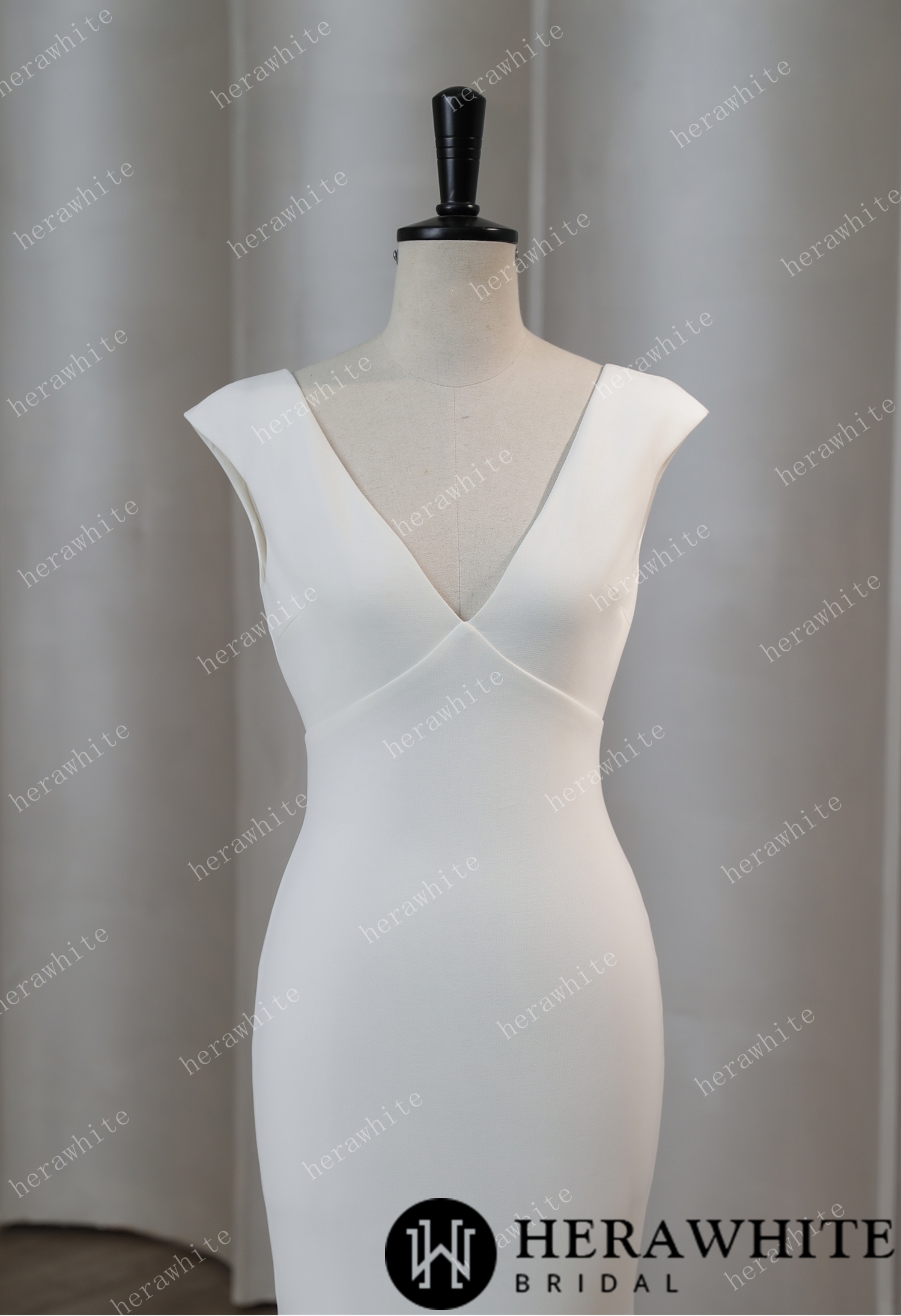 In Stock/ Modern V-neck Fit-and-Flare Wedding Dress