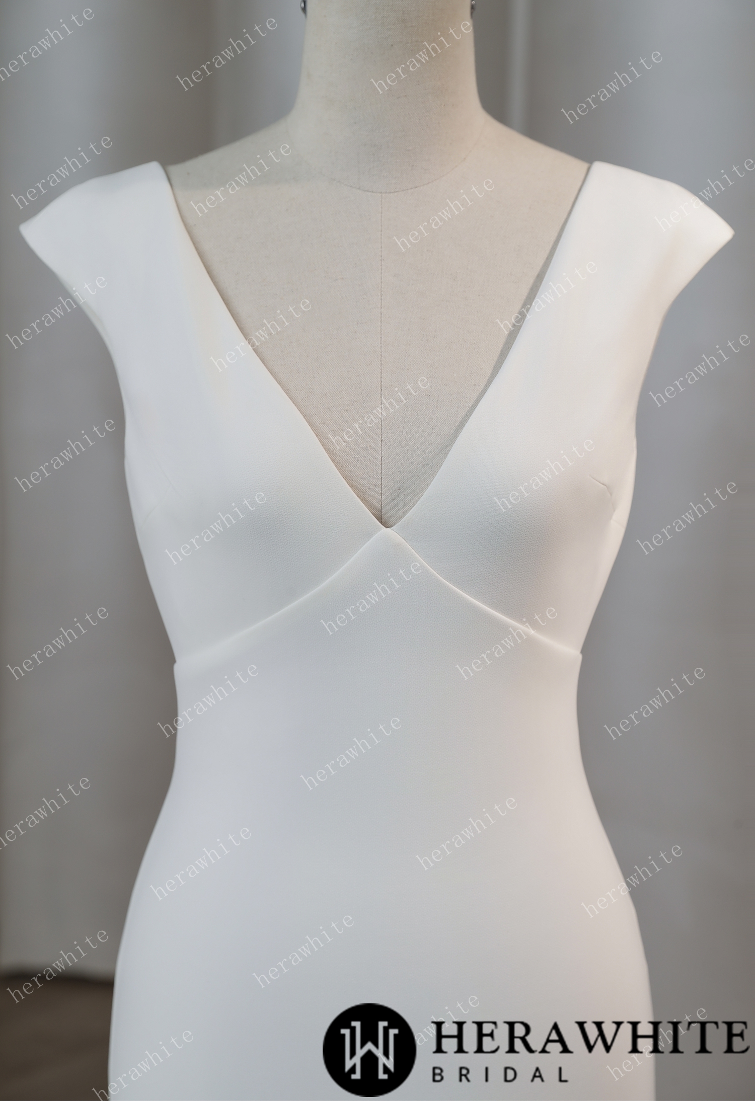 In Stock/ Modern V-neck Fit-and-Flare Wedding Dress
