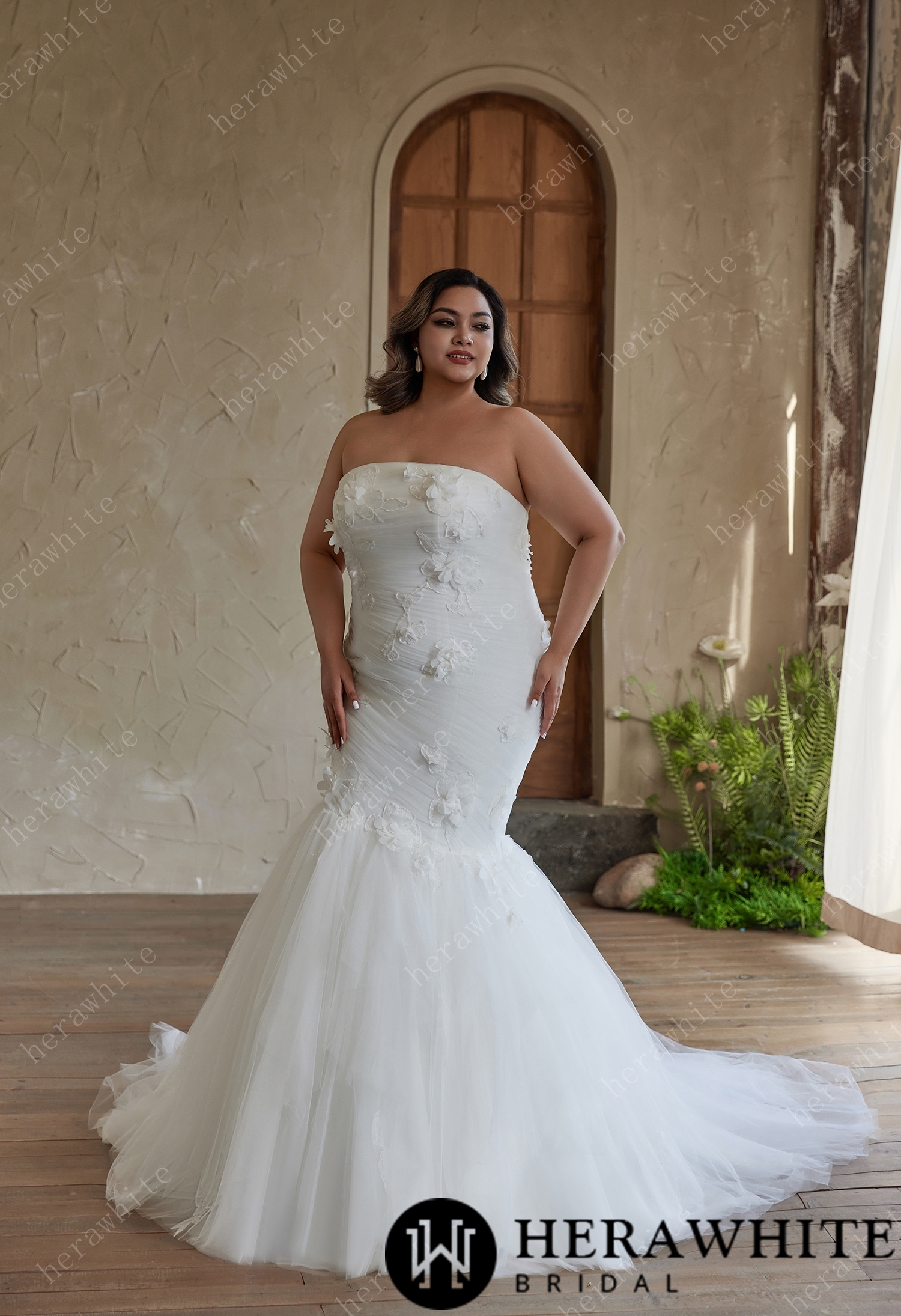 Elegant Strapless Tulle Wedding Dress with 3D Floral Appliques