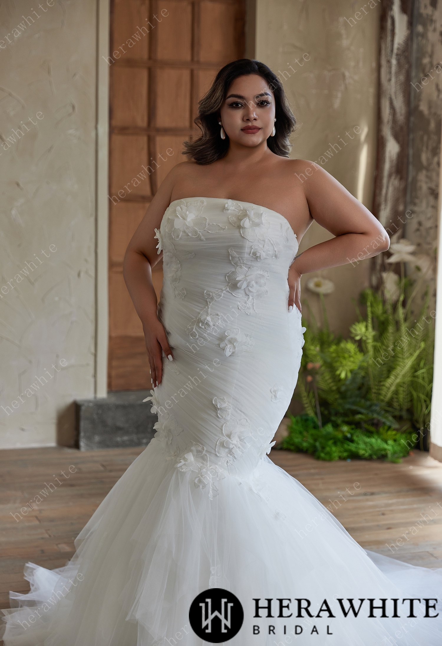 Elegant Strapless Tulle Wedding Dress with 3D Floral Appliques