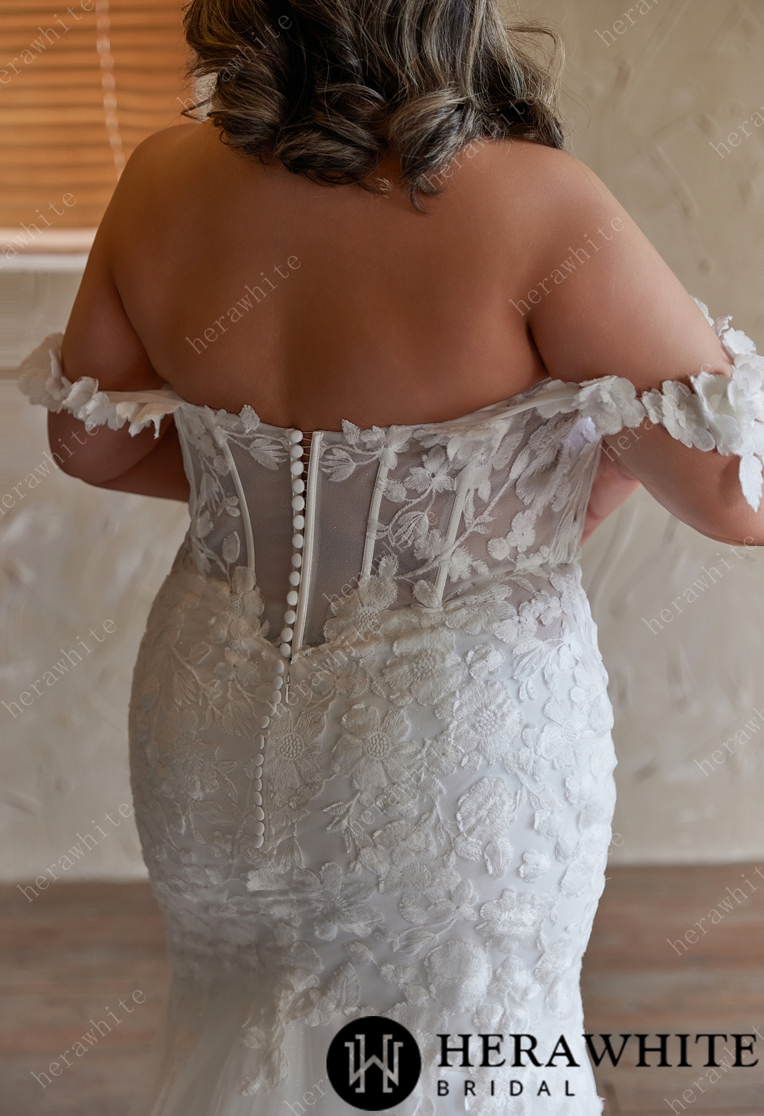 Enchanting Mermaid Silhouette Wedding Dress with Chapel Train